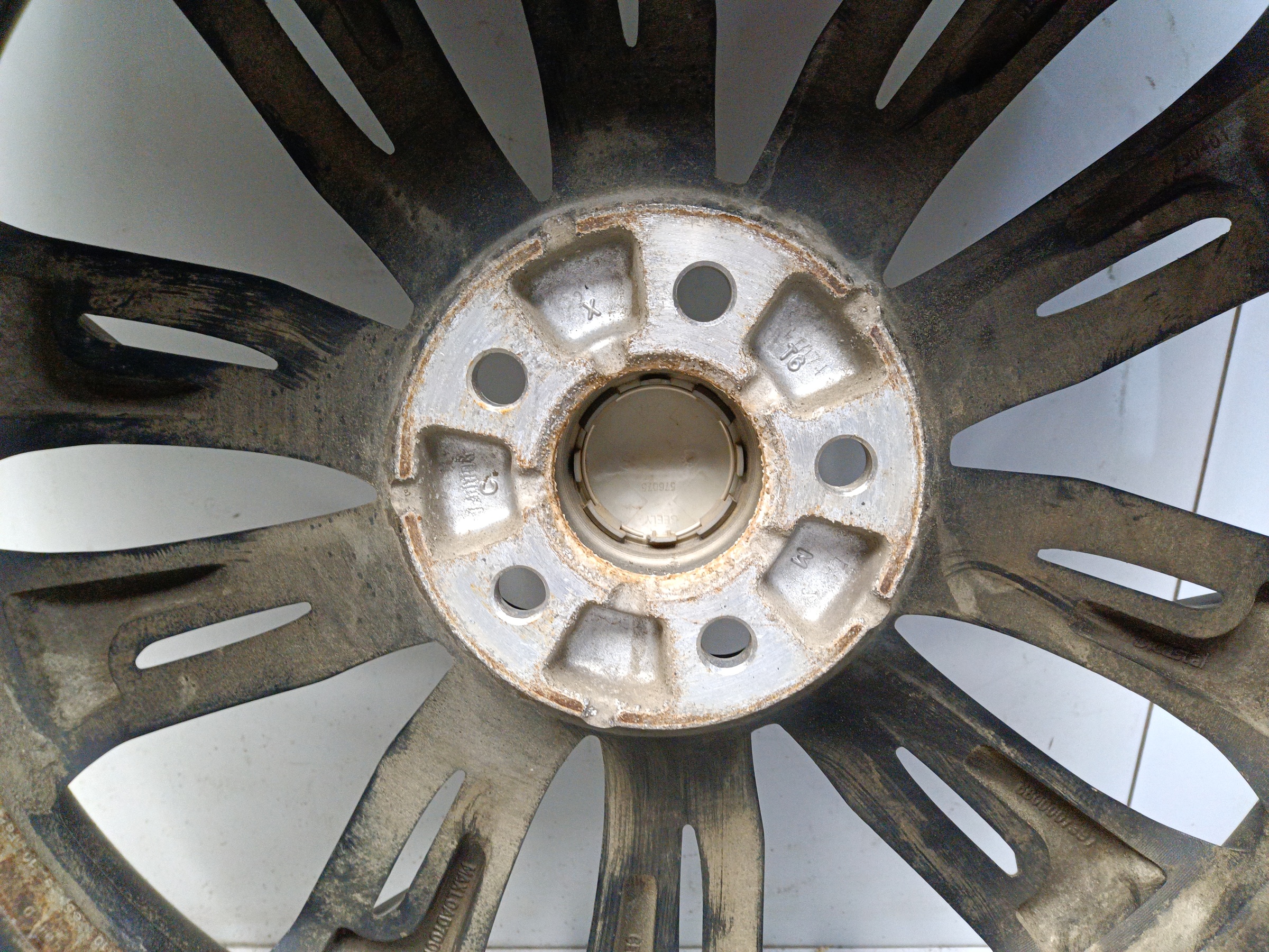 Диск колеса литой Geely Tugella R20 серый