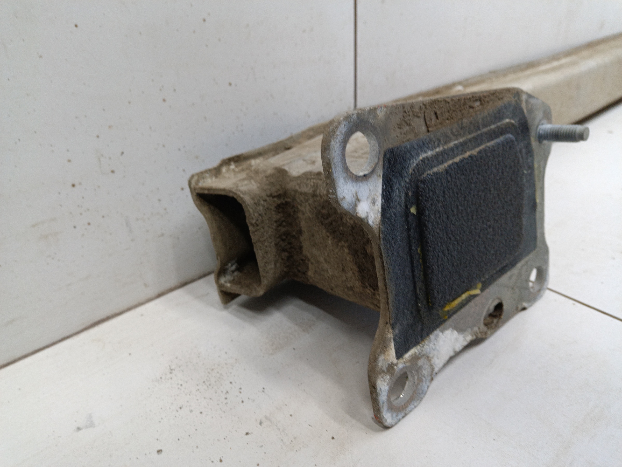 Усилитель заднего бампера Audi A4 B9 Sedan