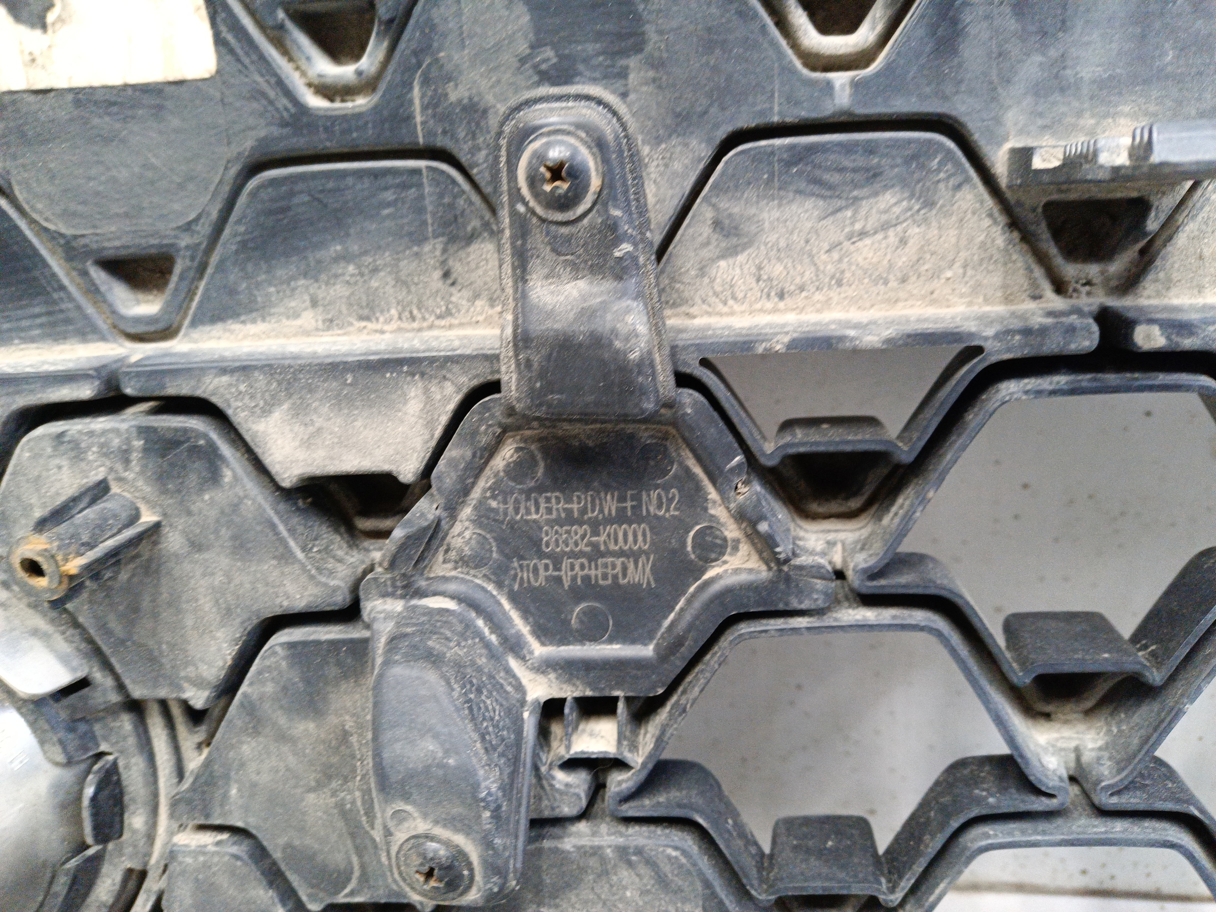 Решётка переднего бампера центральная KIA Soul 3