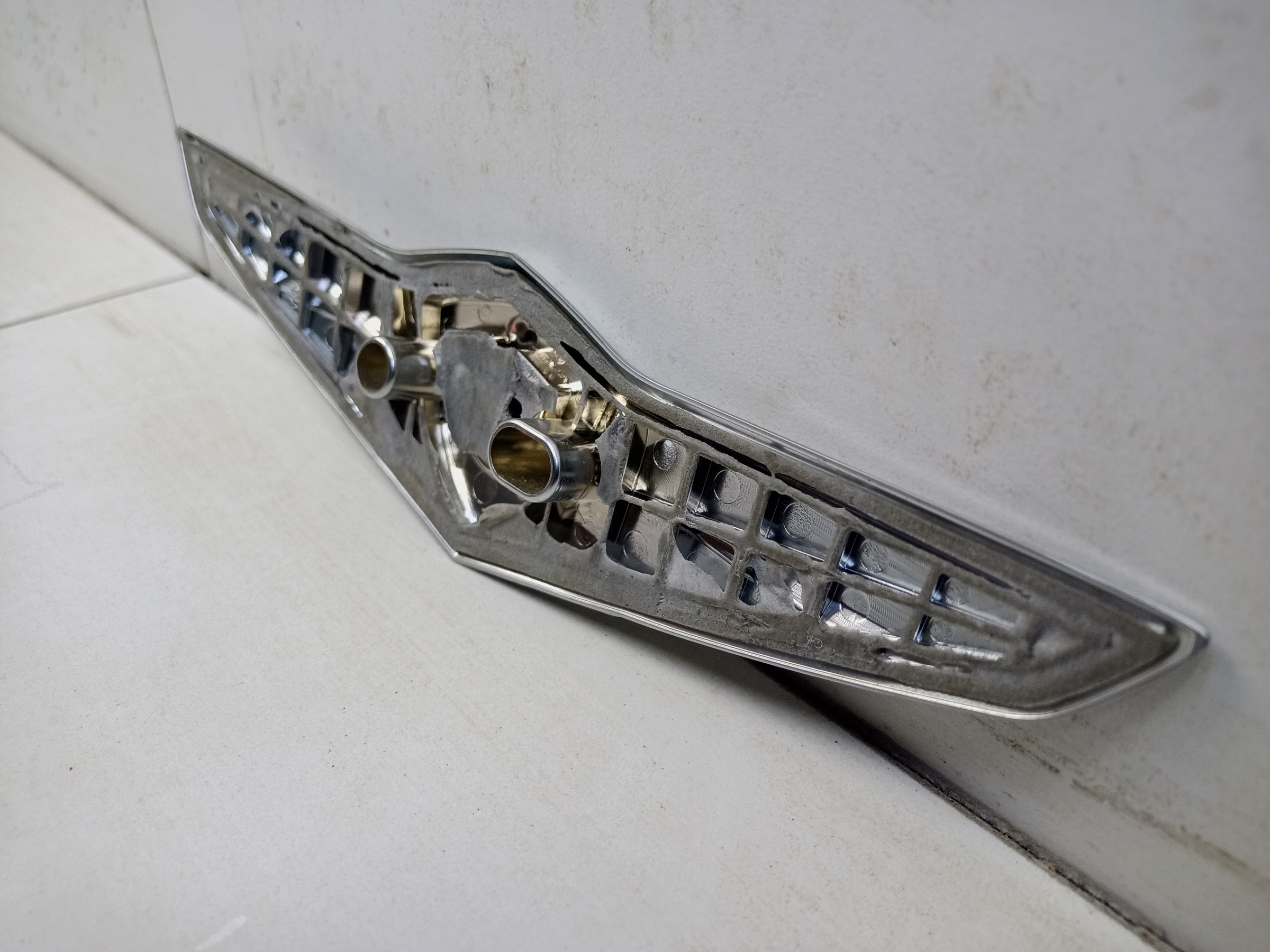 Эмблема капота Hyundai Genesis 2