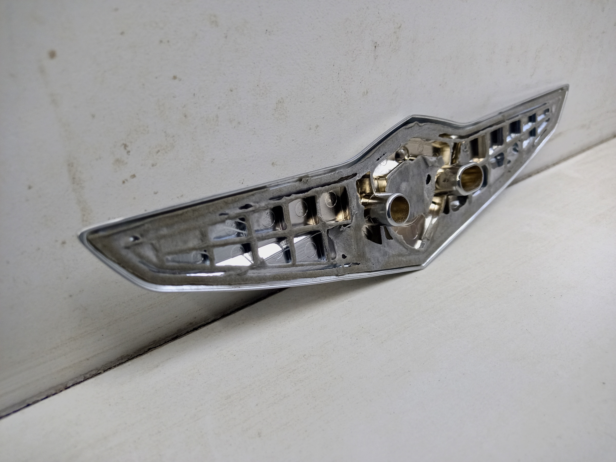 Эмблема капота Hyundai Genesis 2