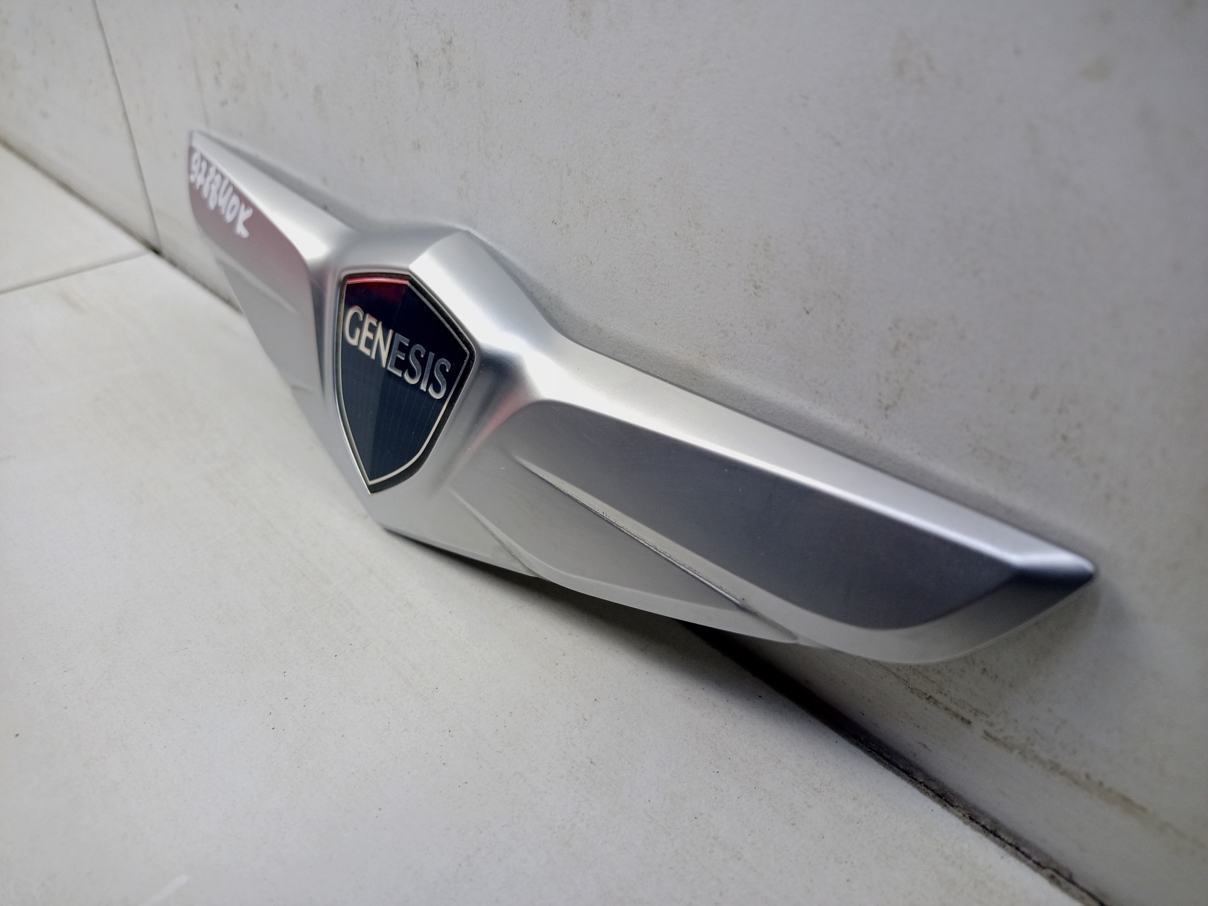 Эмблема капота Hyundai Genesis 2