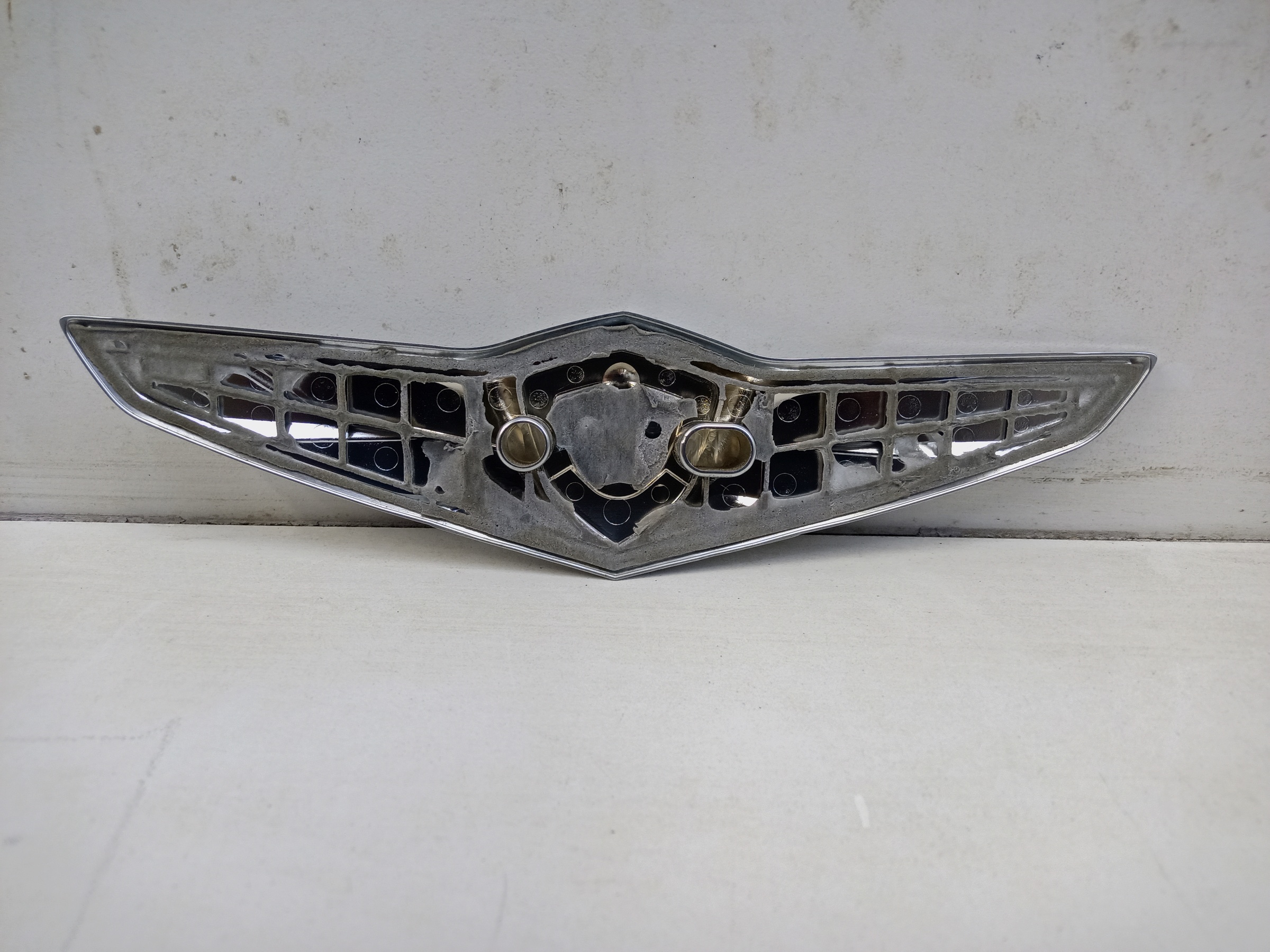 Эмблема капота Hyundai Genesis 2