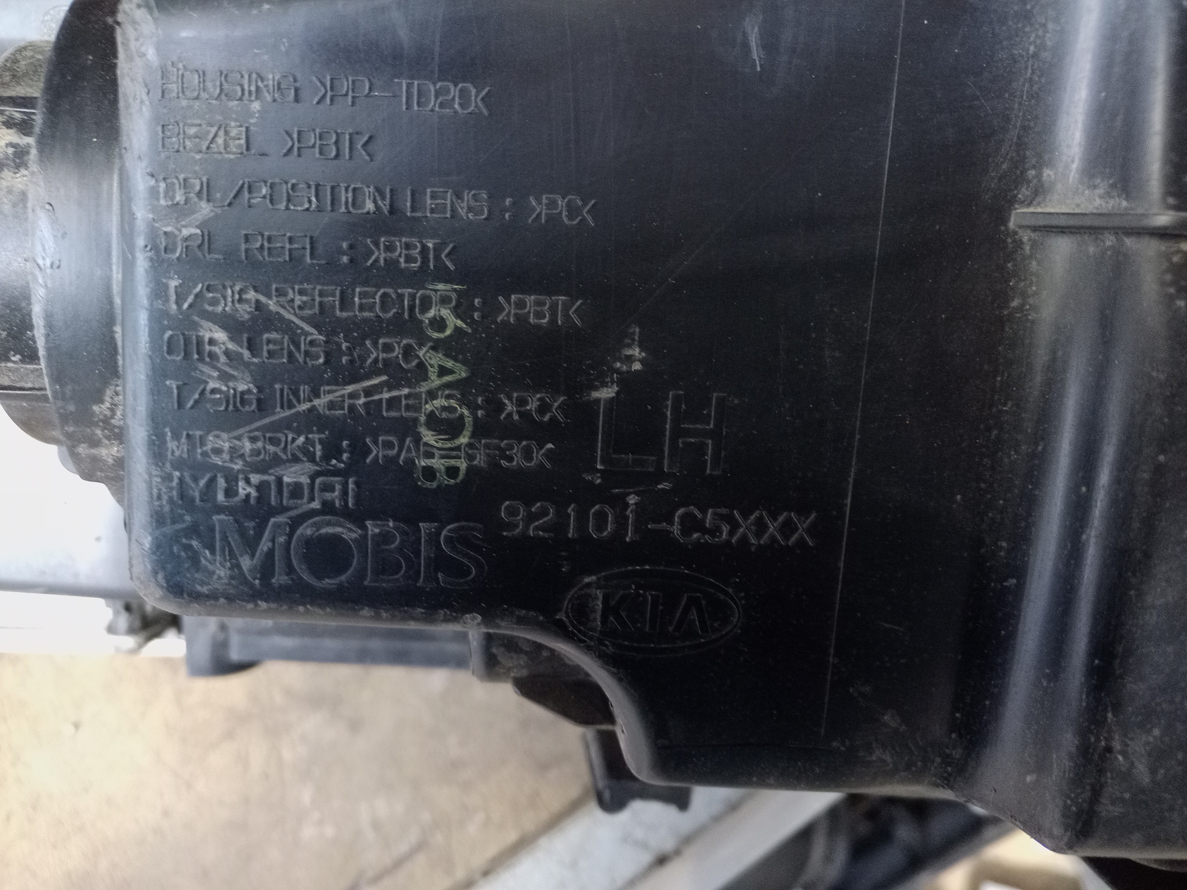 Фара передняя левая Kia Sorento 3 ксенон ДХО