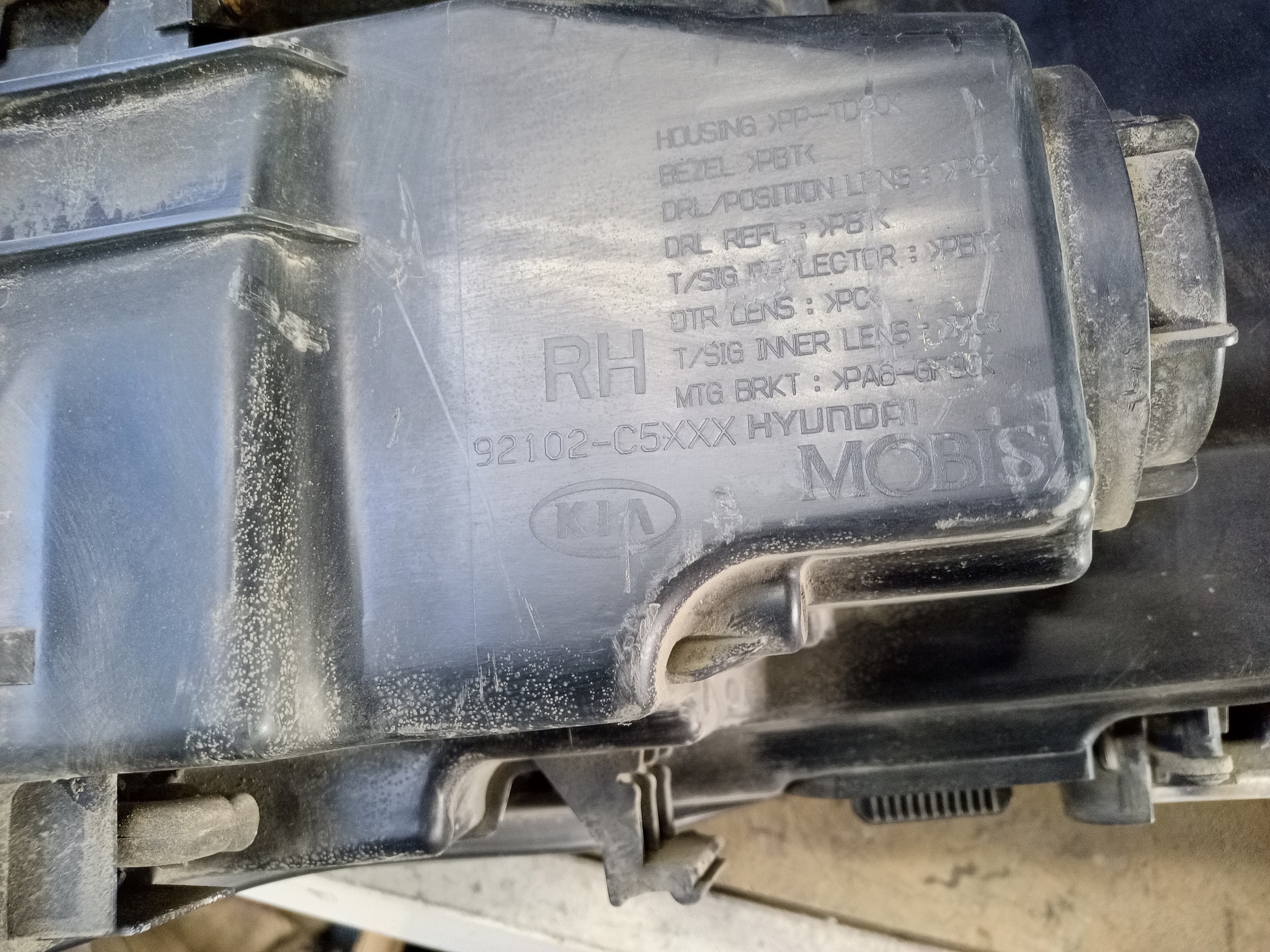 Фара передняя правая Kia Sorento 3 ксенон ДХО