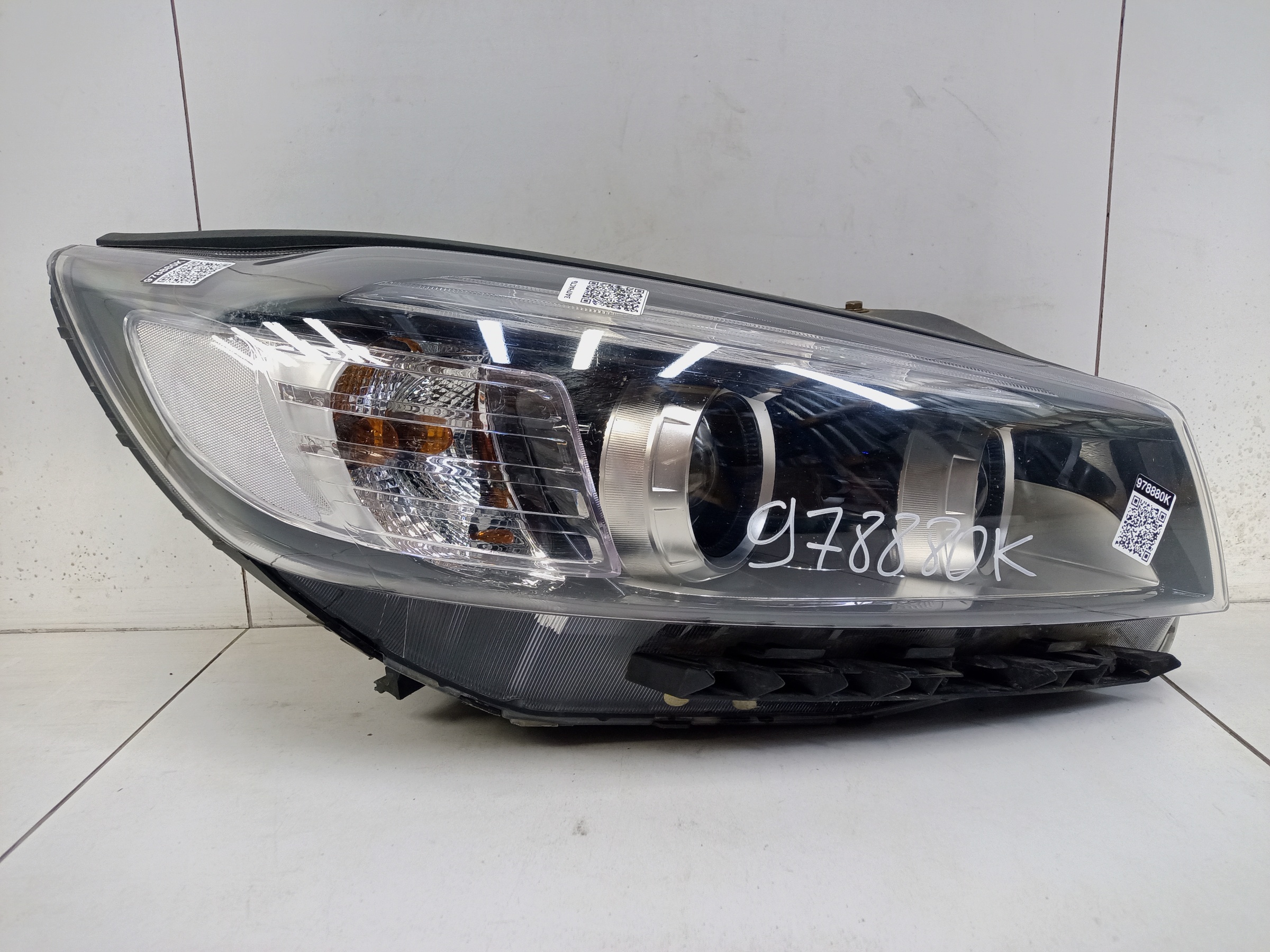 Фара передняя правая Kia Sorento 3 ксенон ДХО