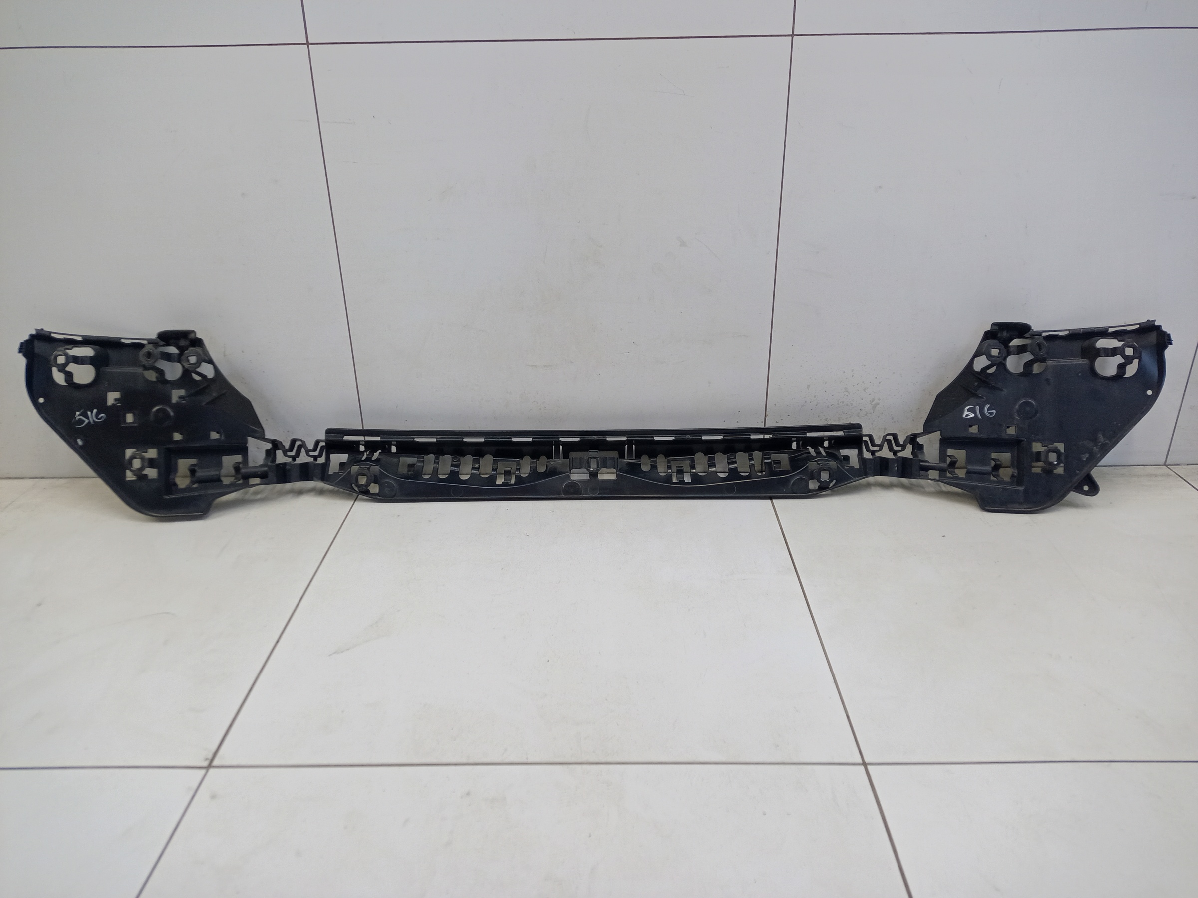 Кронштейн заднего бампера центральный BMW 5er G30