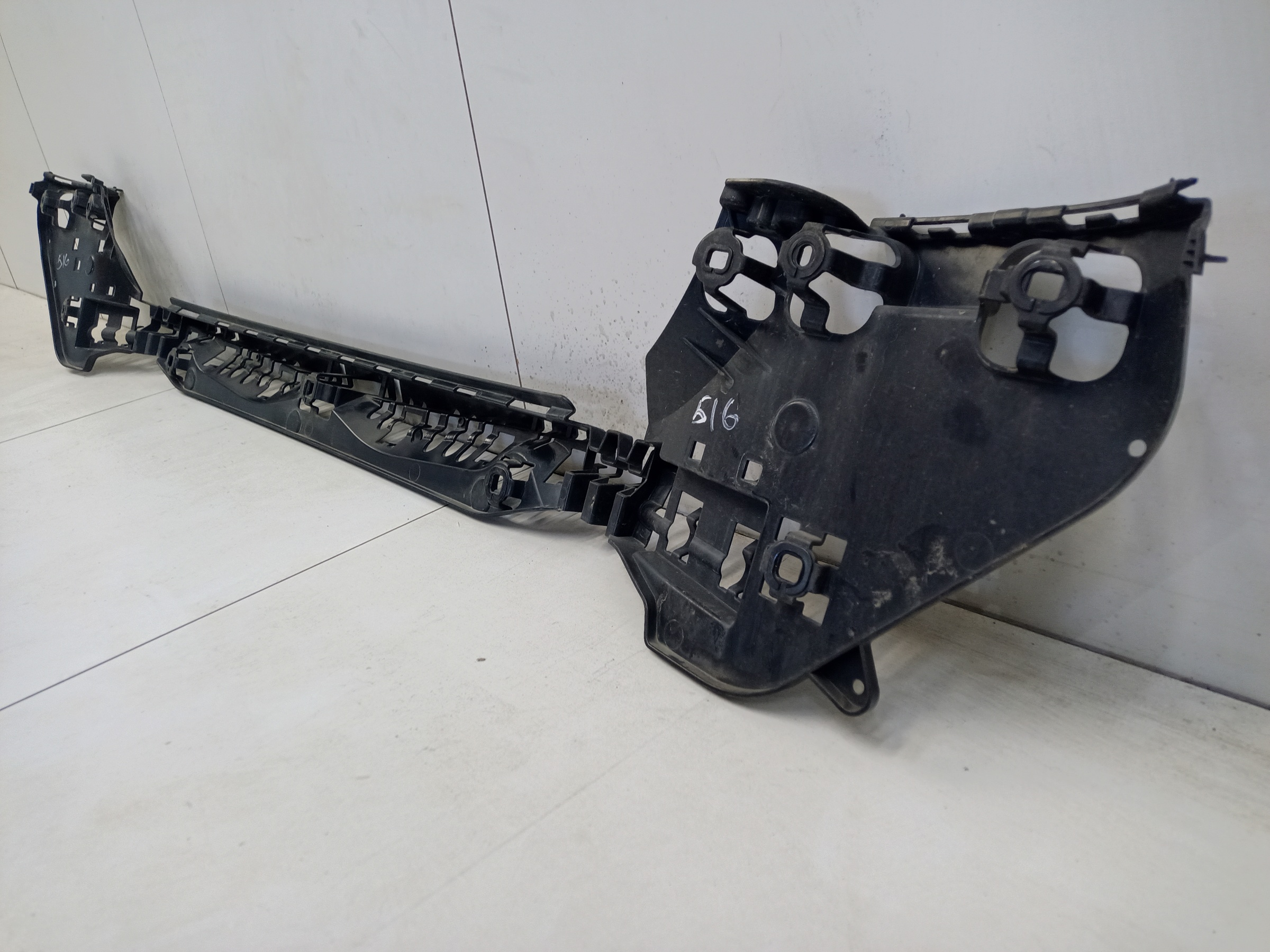 Кронштейн заднего бампера центральный BMW 5er G30