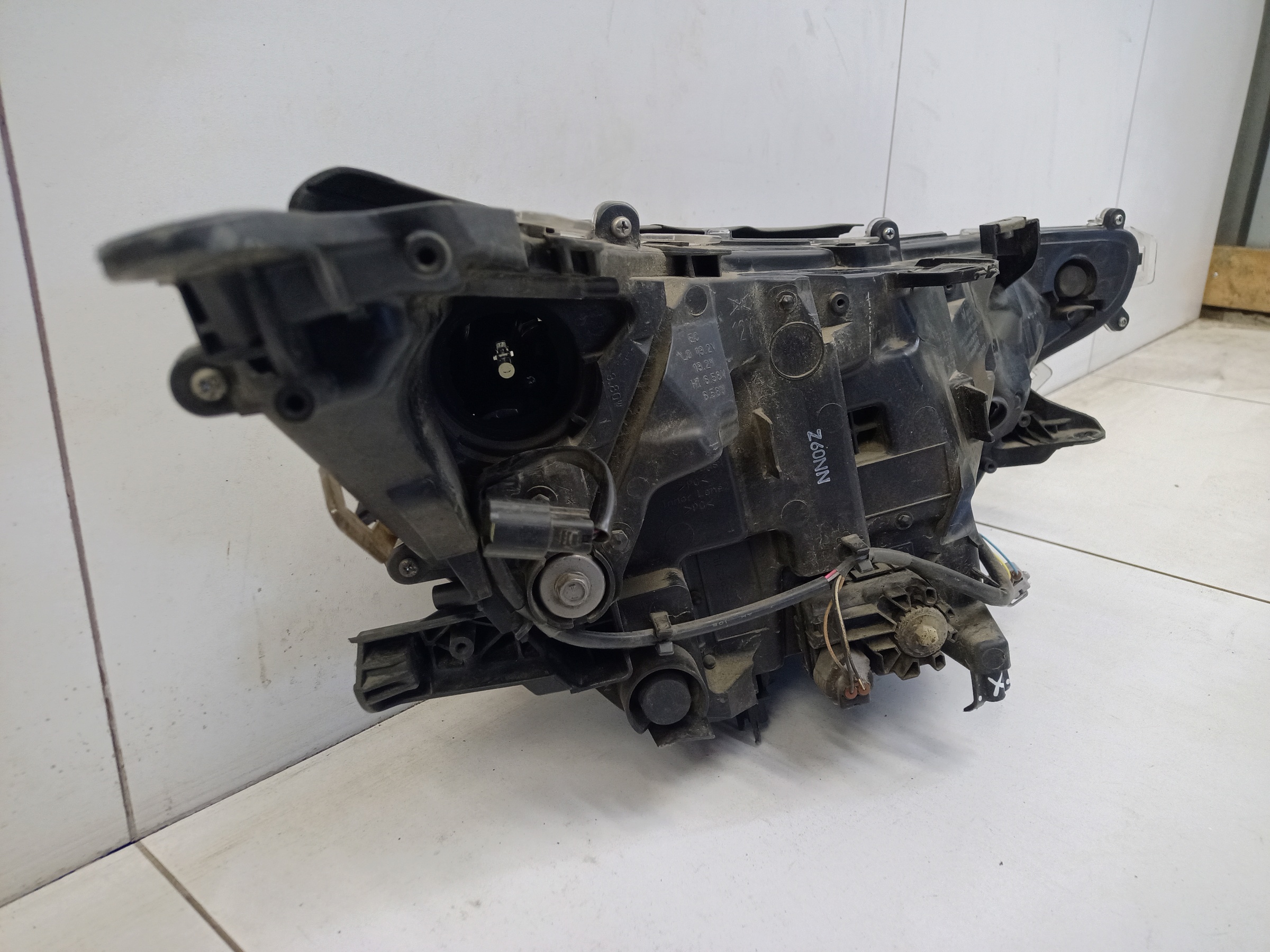 Фара передняя левая Toyota RAV4 XA50 LED