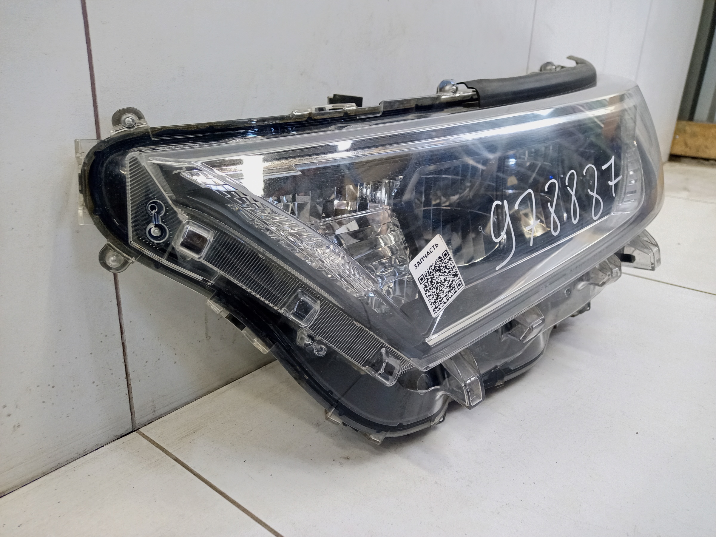 Фара передняя левая Toyota RAV4 XA50 LED