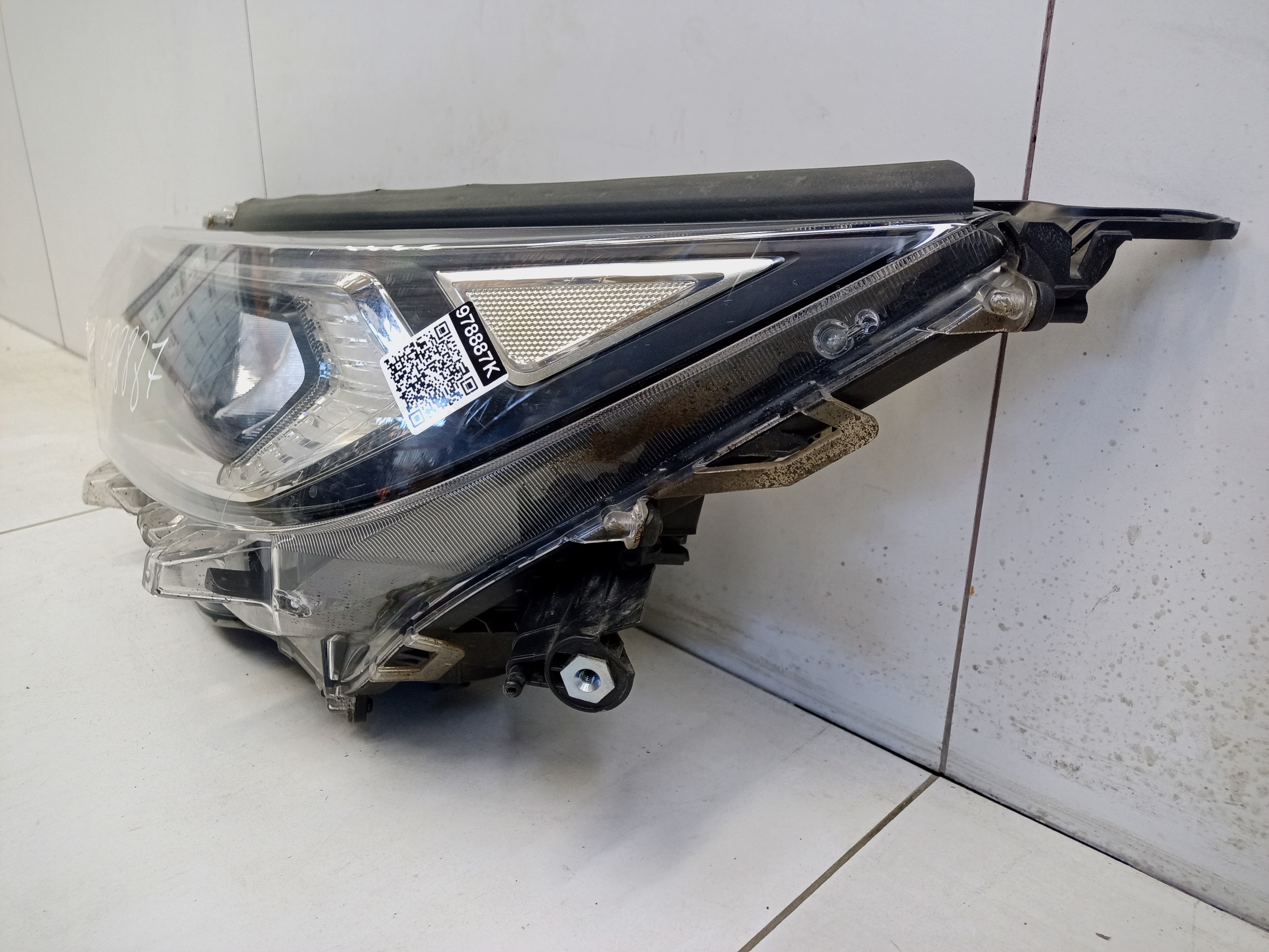 Фара передняя левая Toyota RAV4 XA50 LED