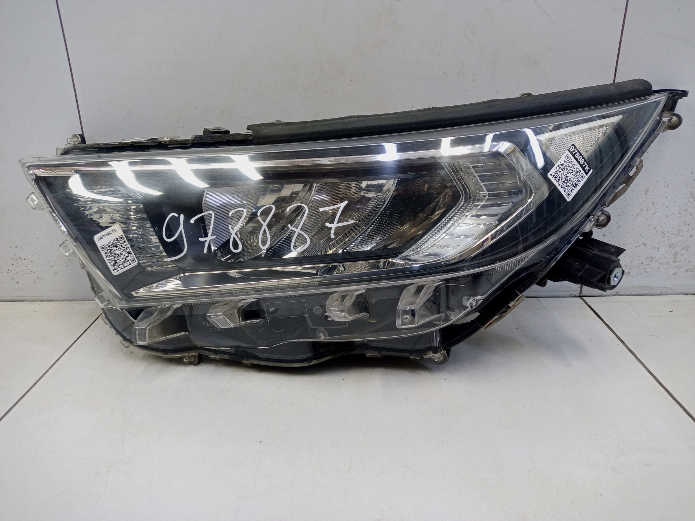 Фара передняя левая Toyota RAV4 XA50 LED