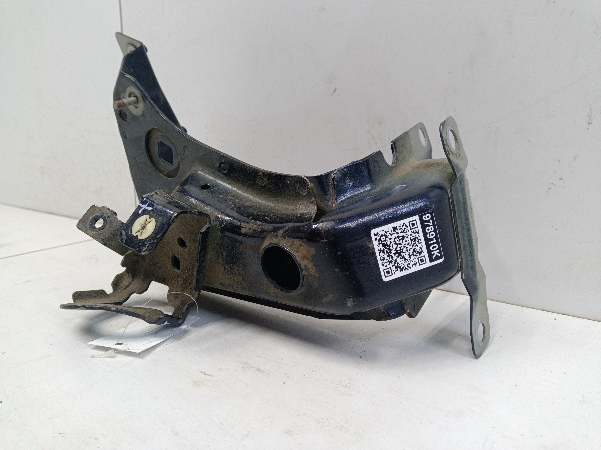 Кронштейн крыла переднего левого Porsche Cayenne 3