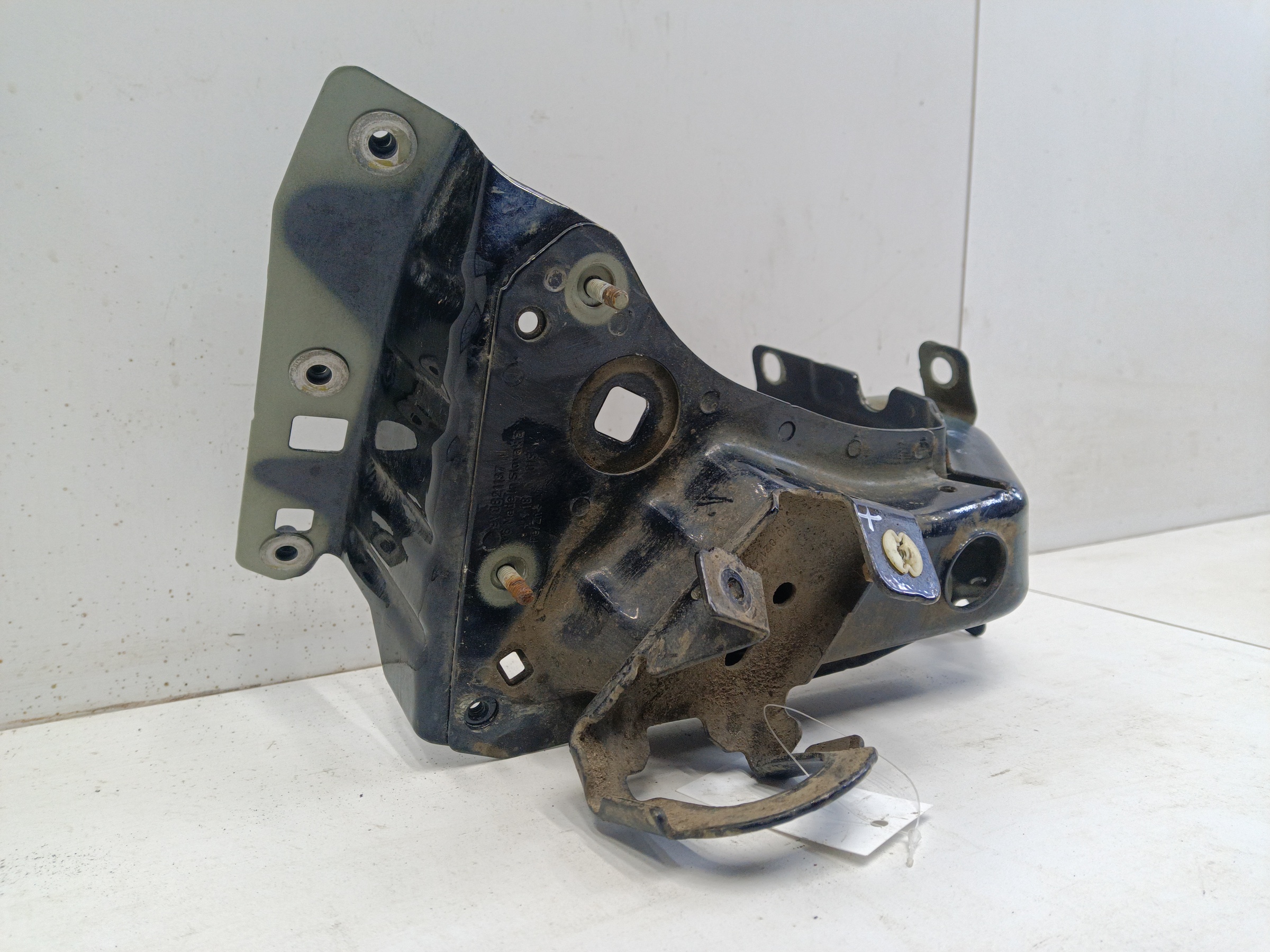 Кронштейн крыла переднего левого Porsche Cayenne 3