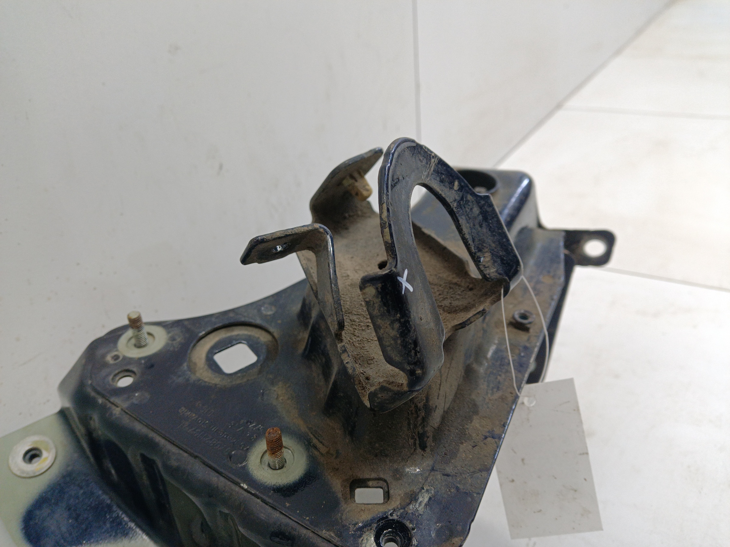 Кронштейн крыла переднего левого Porsche Cayenne 3