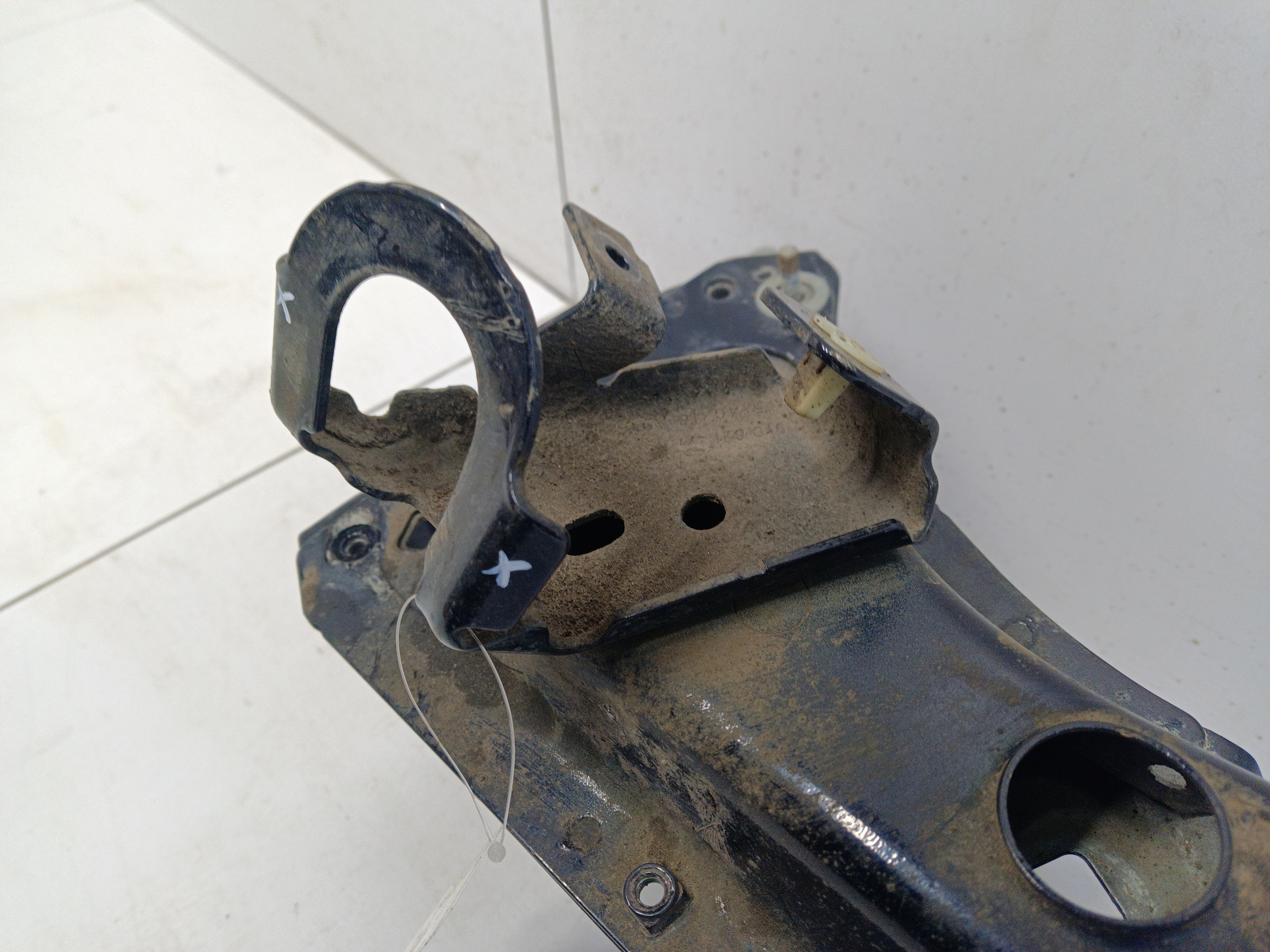 Кронштейн крыла переднего левого Porsche Cayenne 3