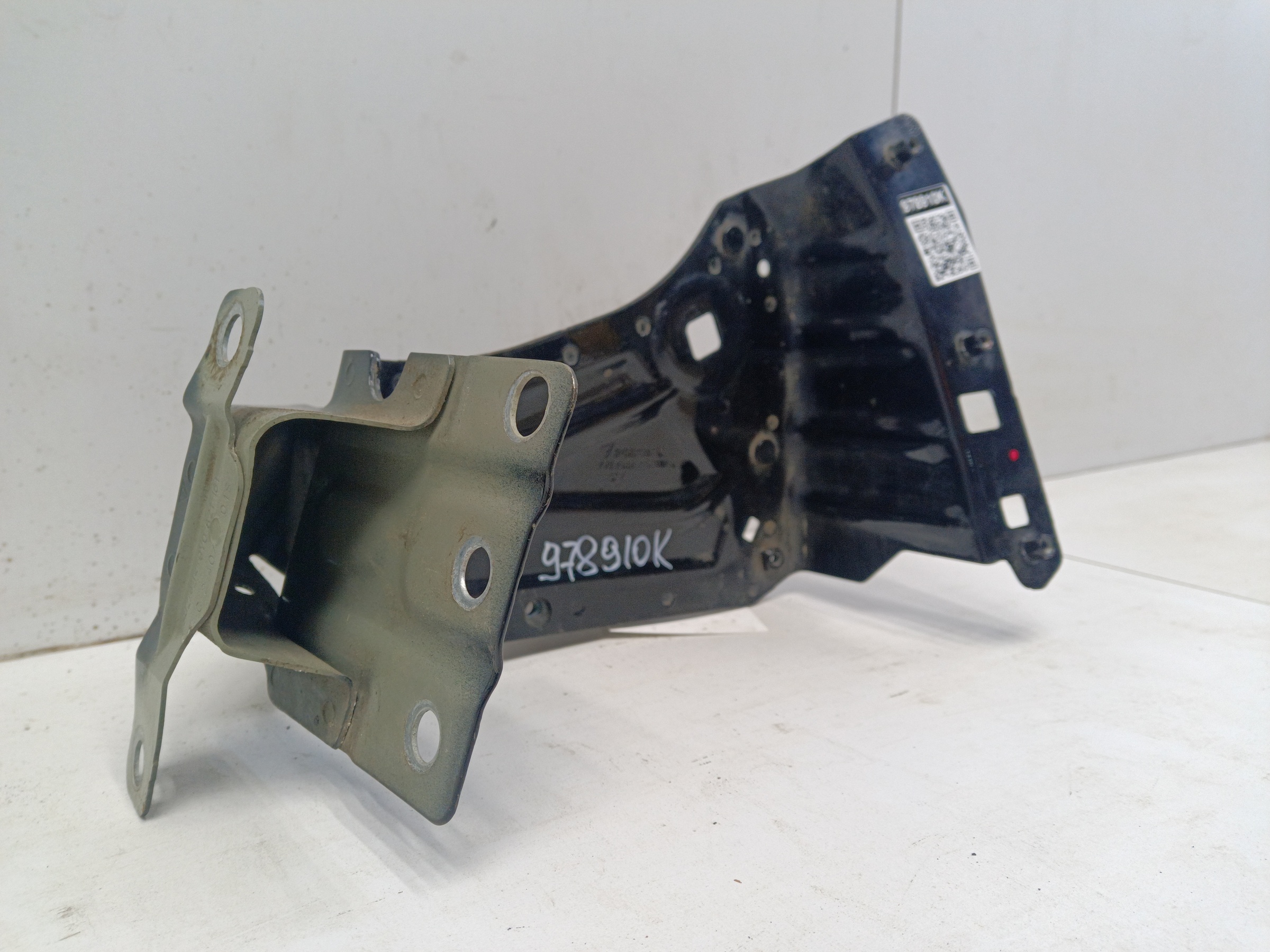 Кронштейн крыла переднего левого Porsche Cayenne 3