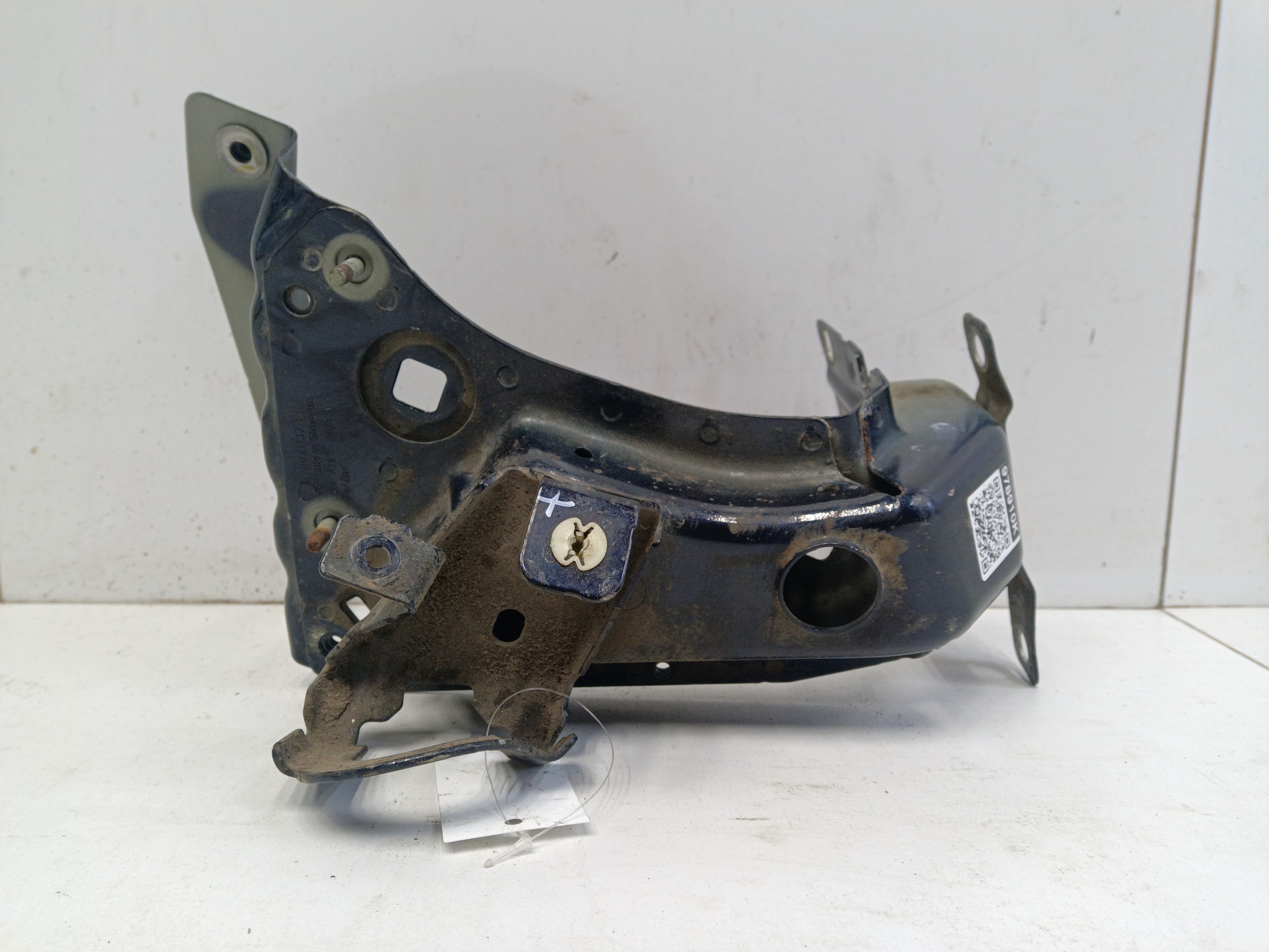 Кронштейн крыла переднего левого Porsche Cayenne 3