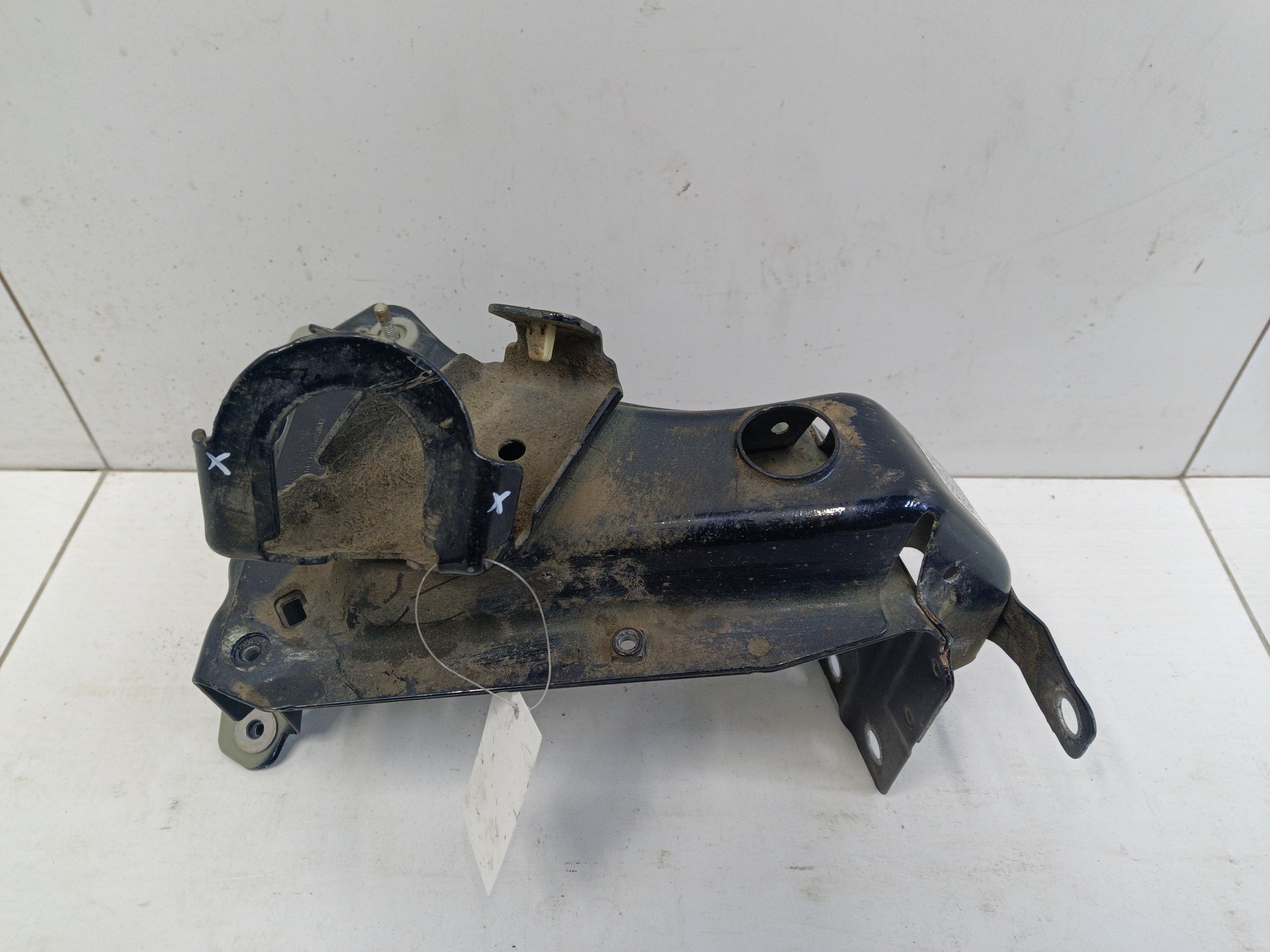 Кронштейн крыла переднего левого Porsche Cayenne 3