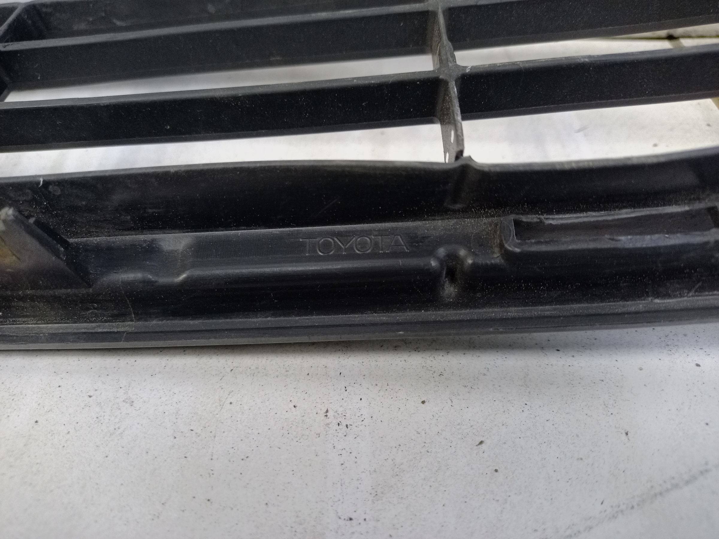 Решетка переднего бампера верхняя Toyota RAV4 CA40 Restail