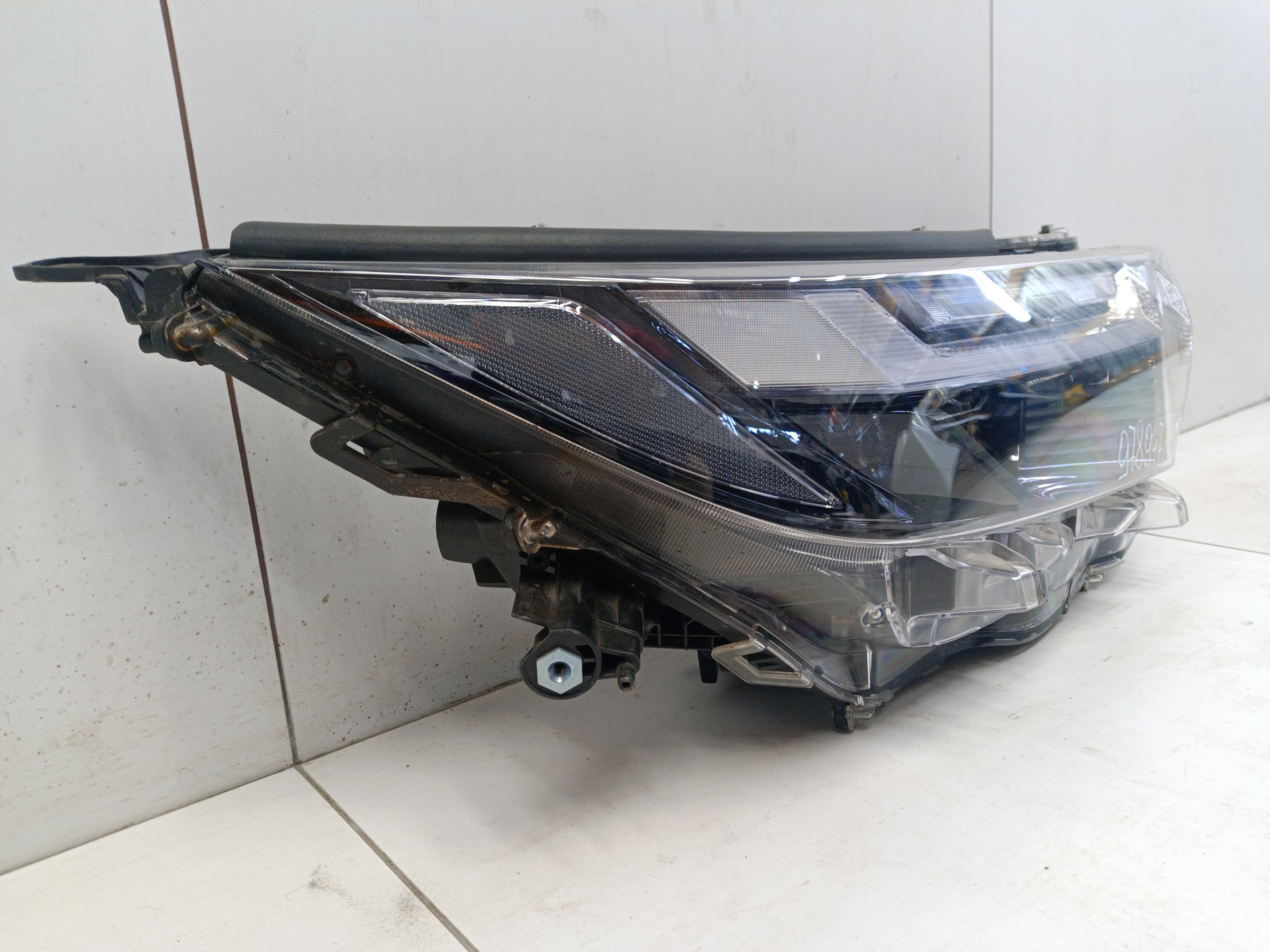 Фара передняя правая Toyota RAV4 XA50 Restail LED