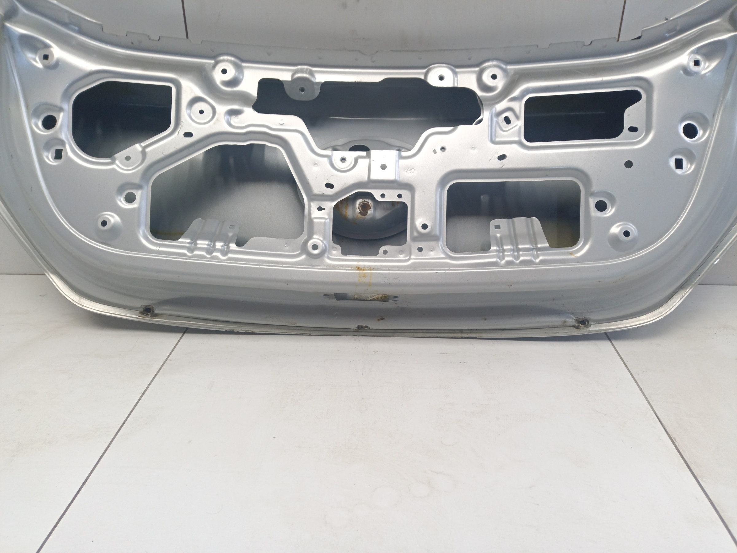 Крышка багажника Hyundai Solaris 1 Hatchback под спойлер и под личинку замка