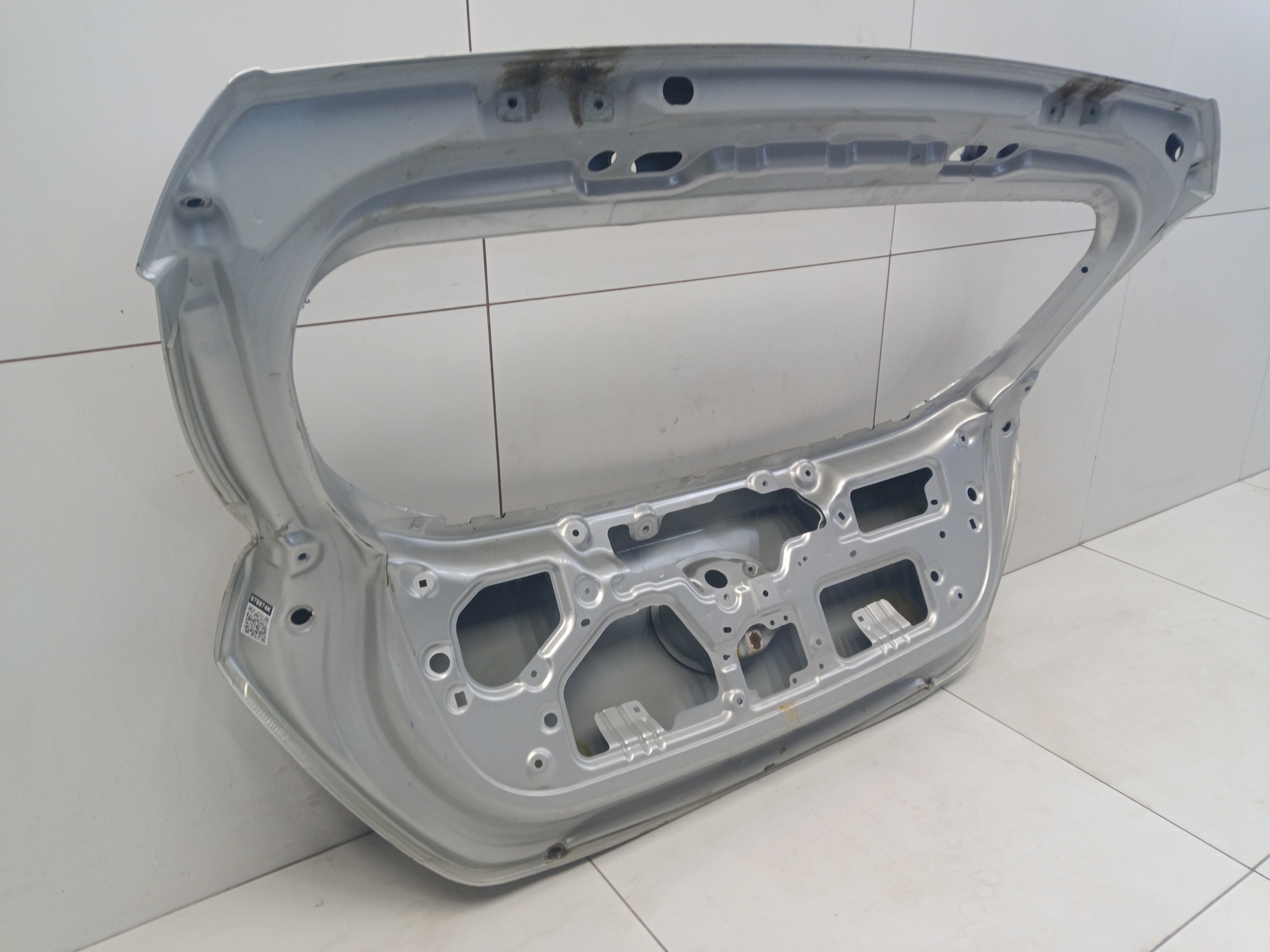 Крышка багажника Hyundai Solaris 1 Hatchback под спойлер и под личинку замка