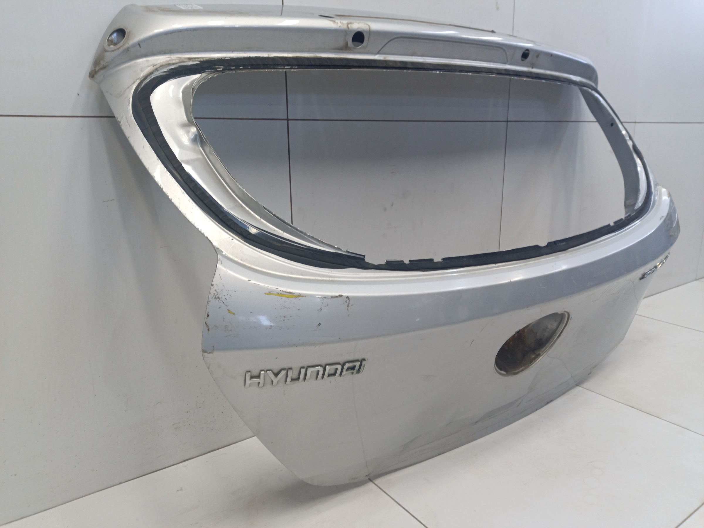 Крышка багажника Hyundai Solaris 1 Hatchback под спойлер и под личинку замка