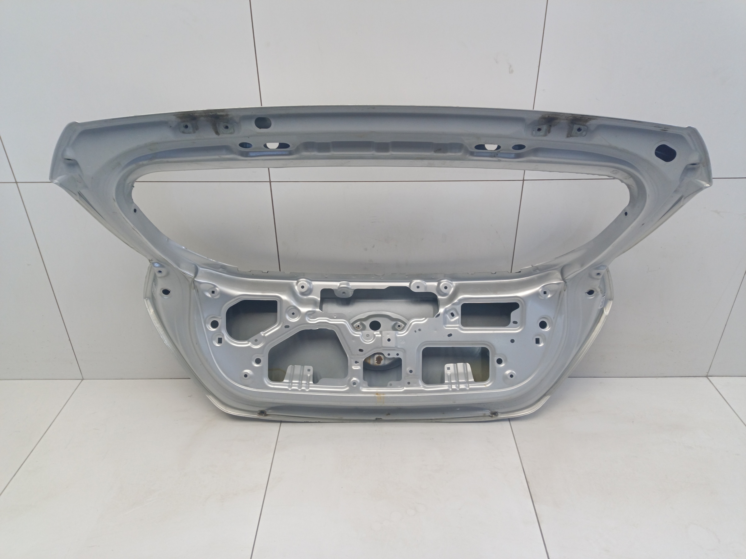 Крышка багажника Hyundai Solaris 1 Hatchback под спойлер и под личинку замка