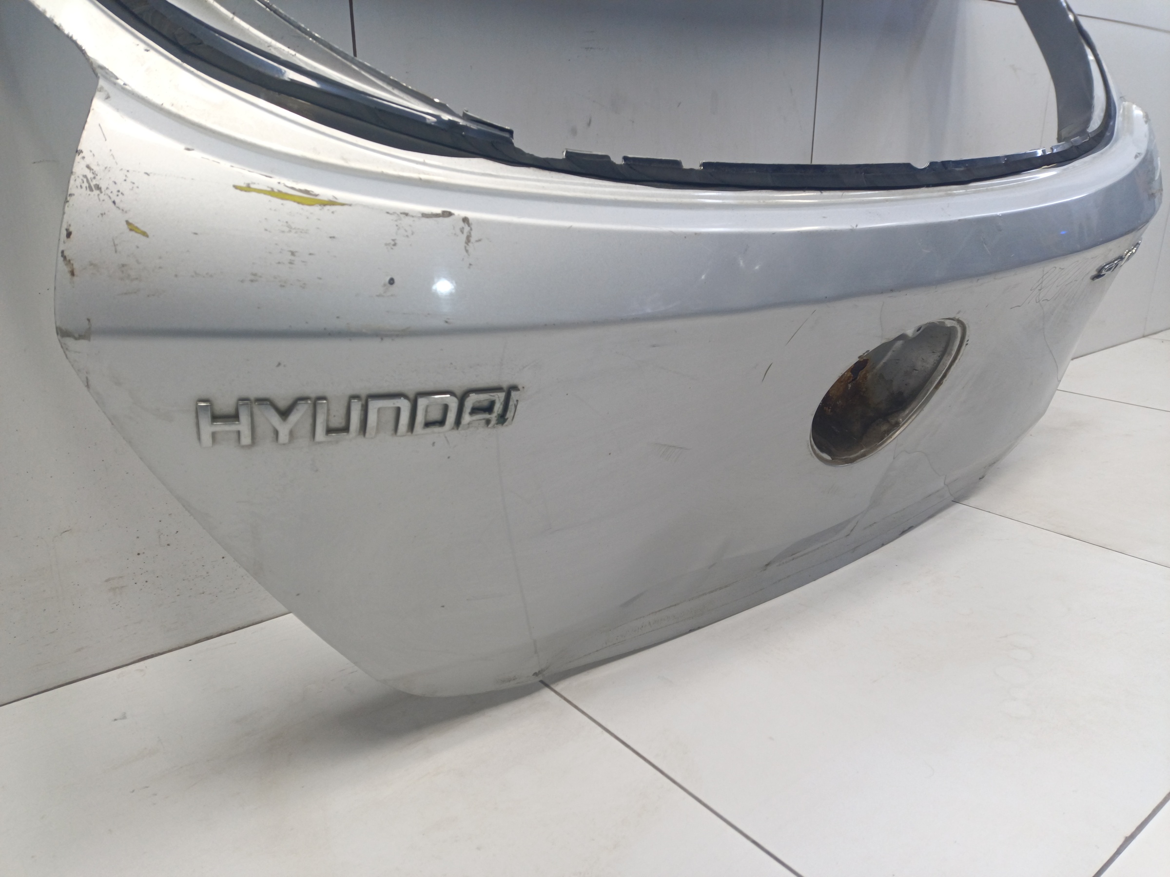 Крышка багажника Hyundai Solaris 1 Hatchback под спойлер и под личинку замка
