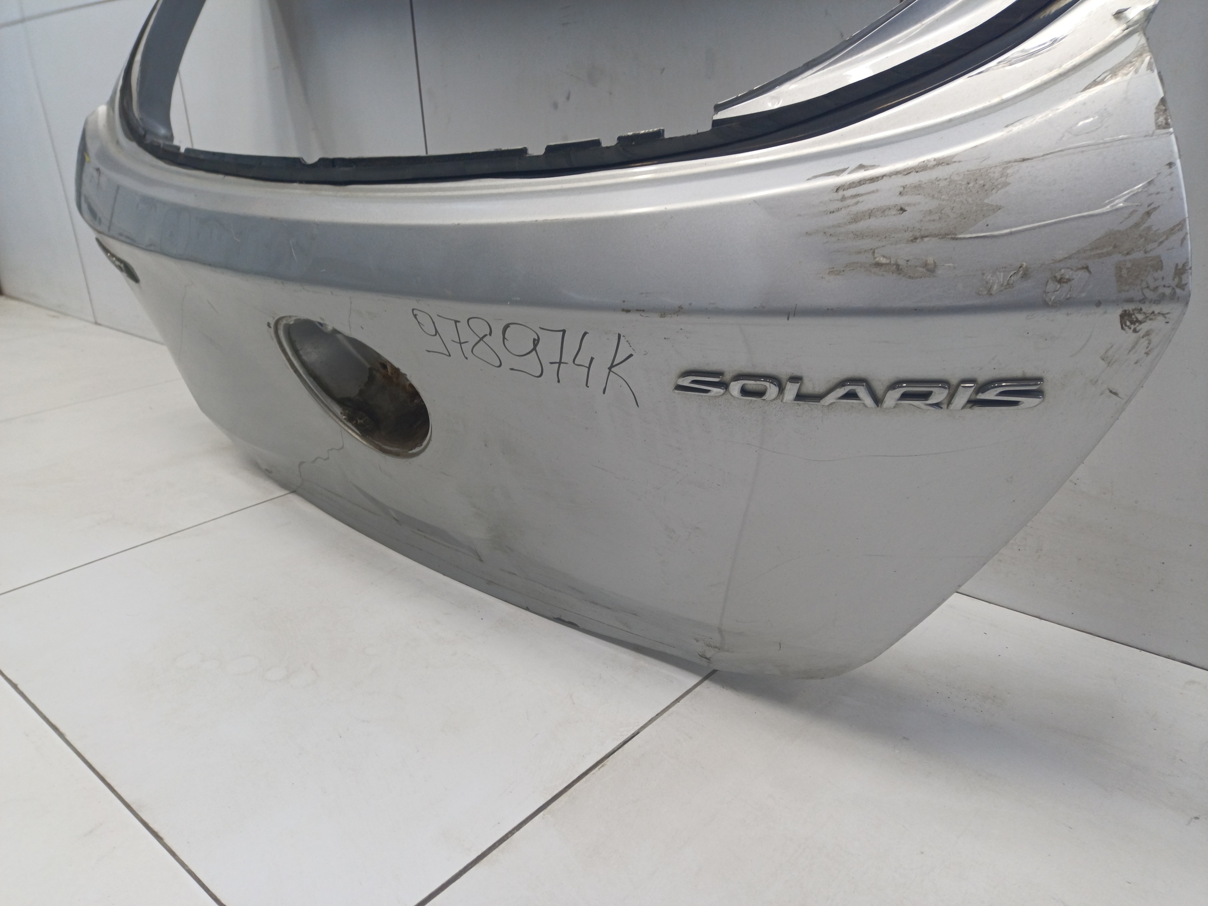 Крышка багажника Hyundai Solaris 1 Hatchback под спойлер и под личинку замка