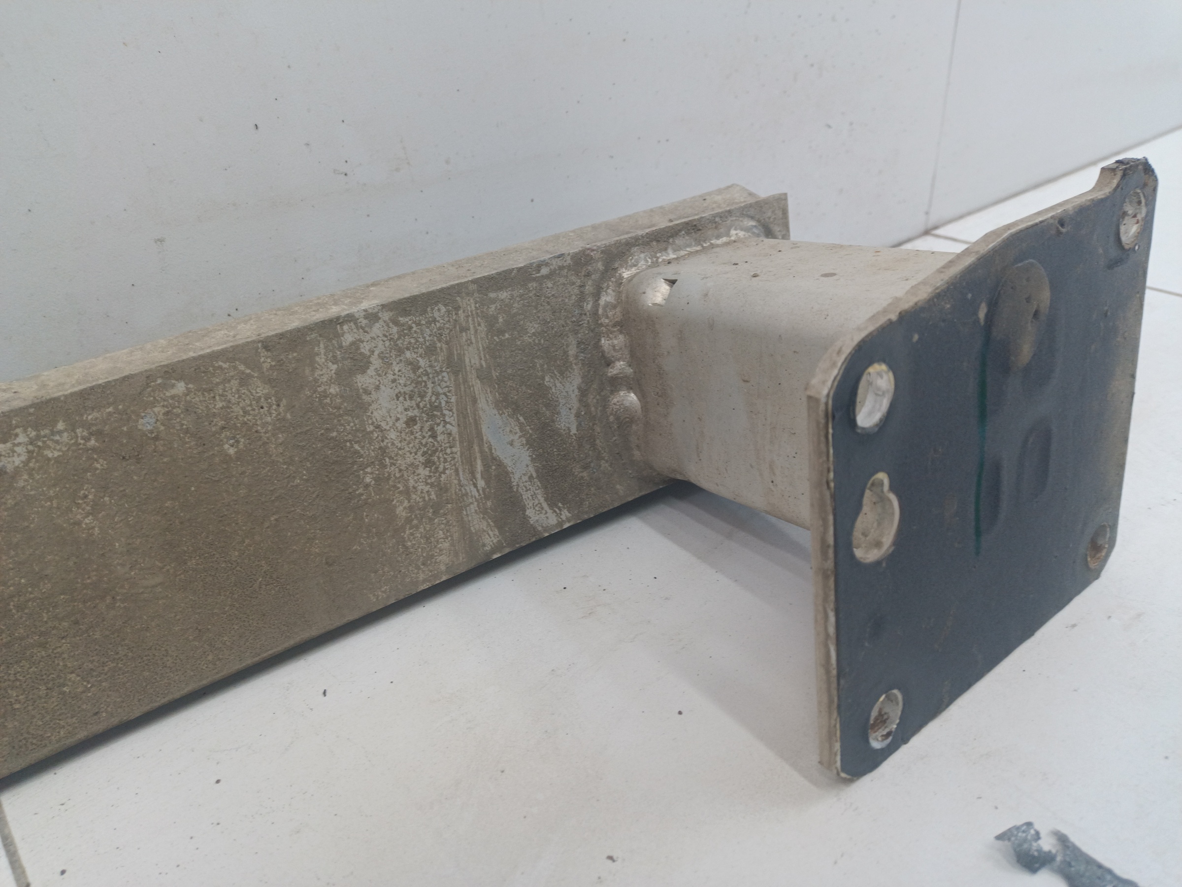 Усилитель заднего бампера Peugeot 3008 2