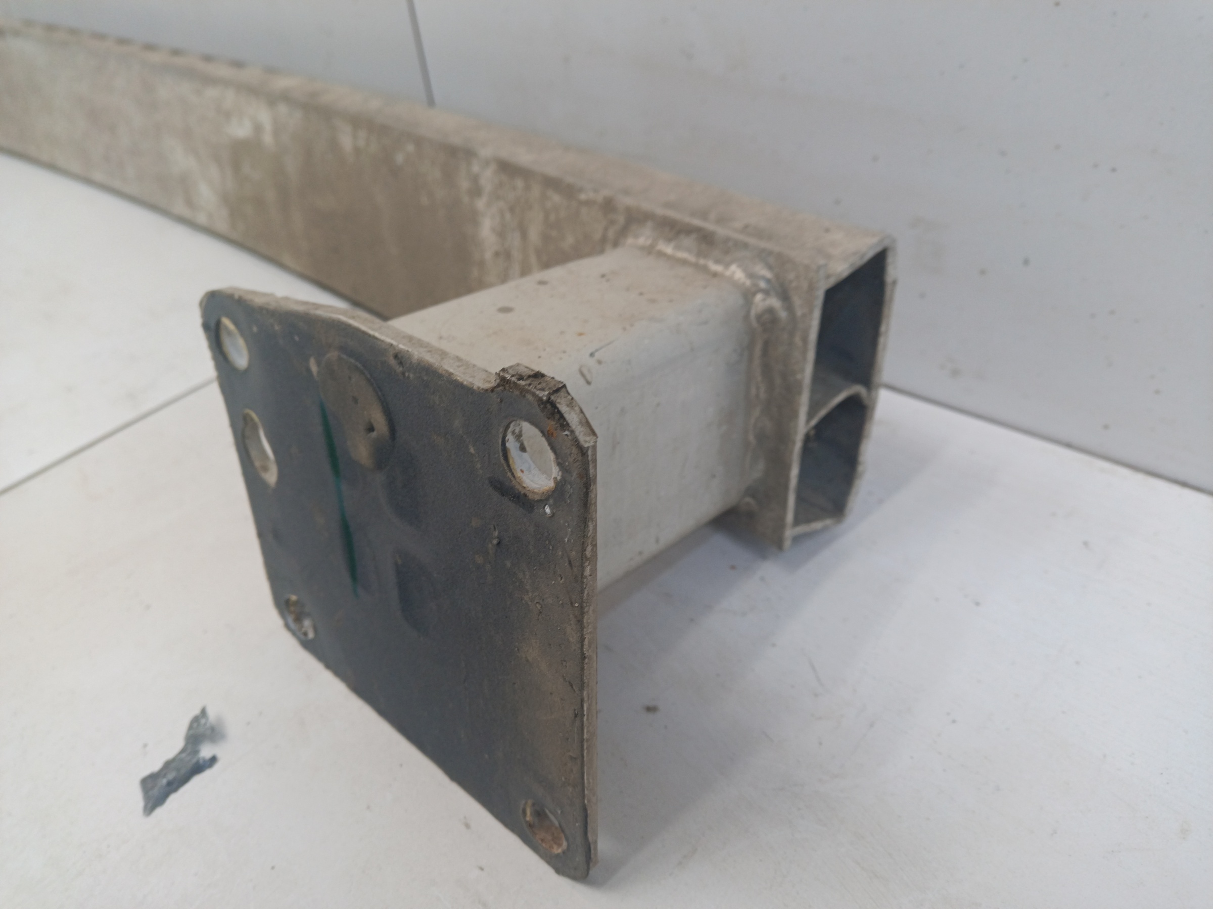 Усилитель заднего бампера Peugeot 3008 2