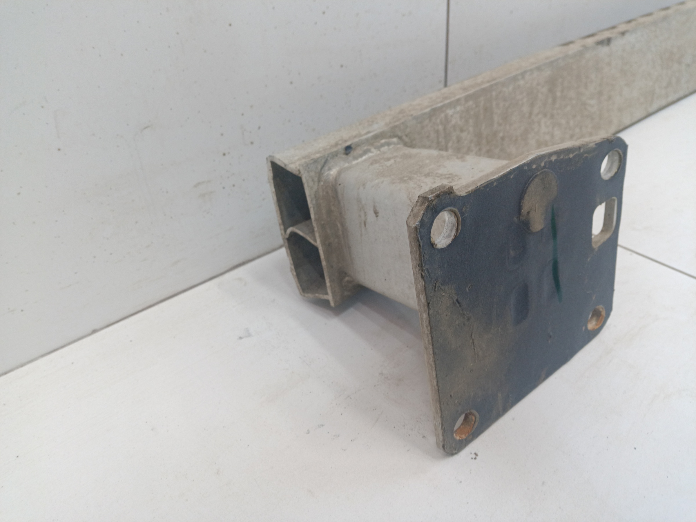 Усилитель заднего бампера Peugeot 3008 2