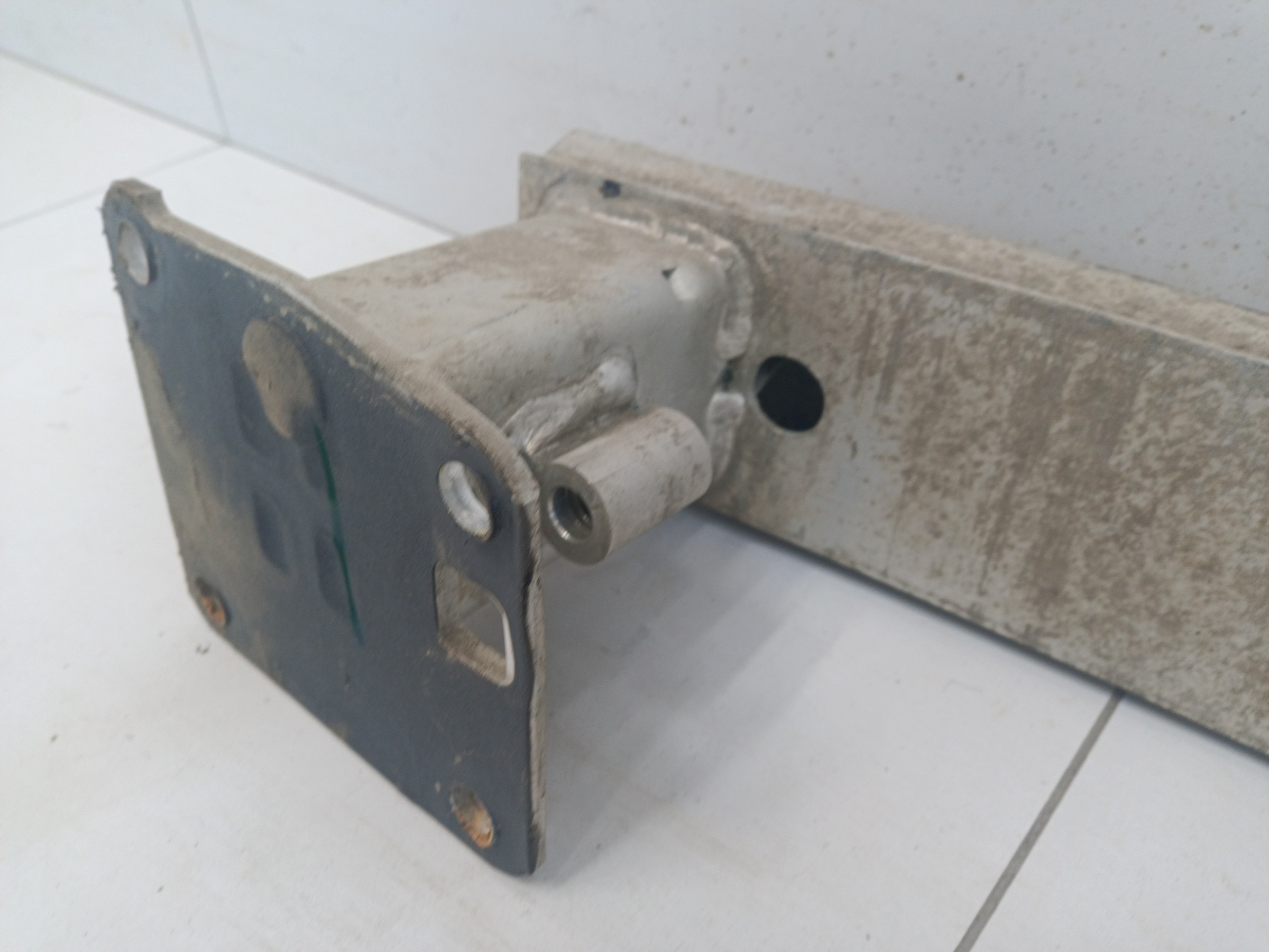 Усилитель заднего бампера Peugeot 3008 2