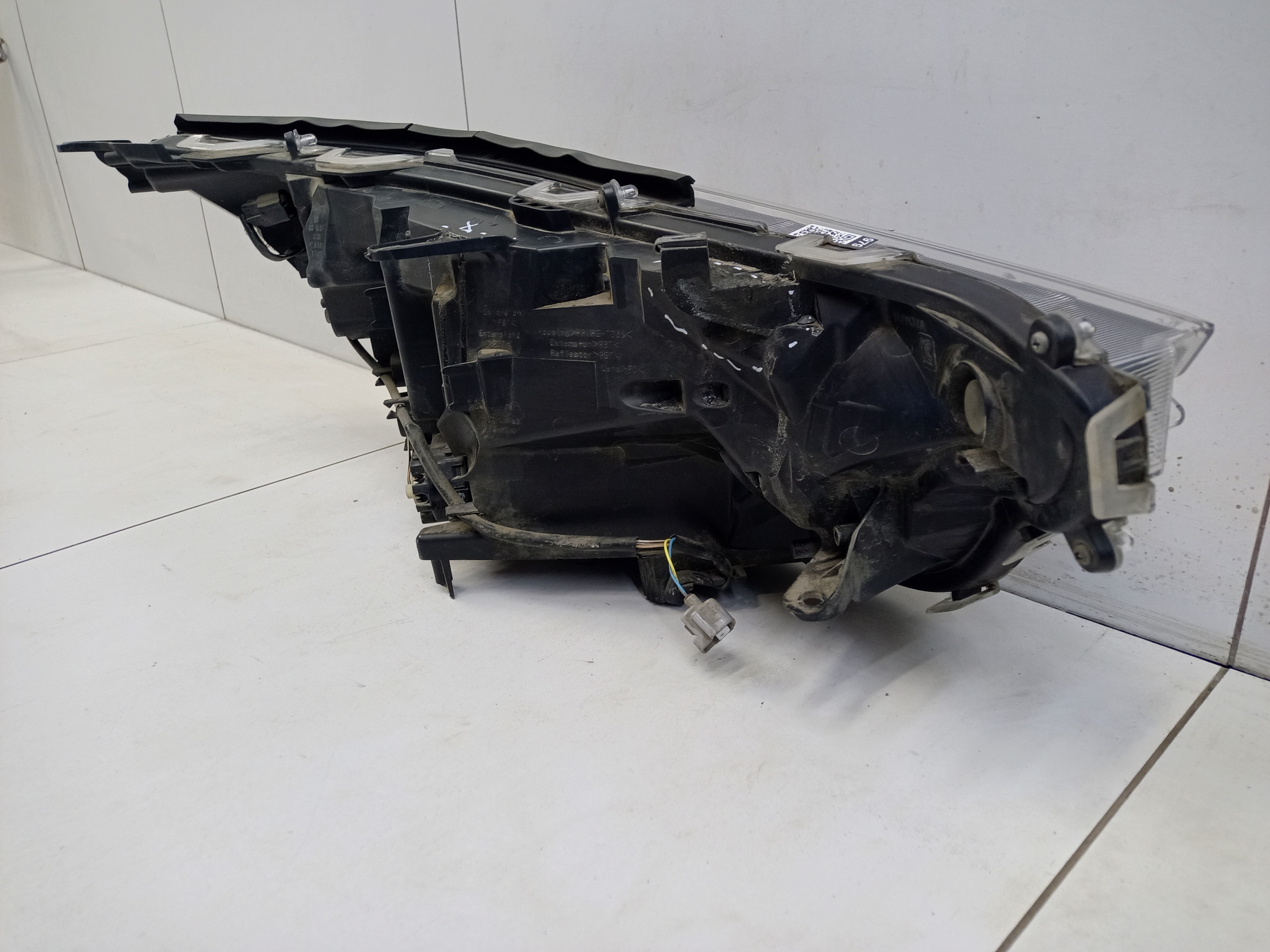 Фара передняя левая Toyota RAV4 XA50 LED