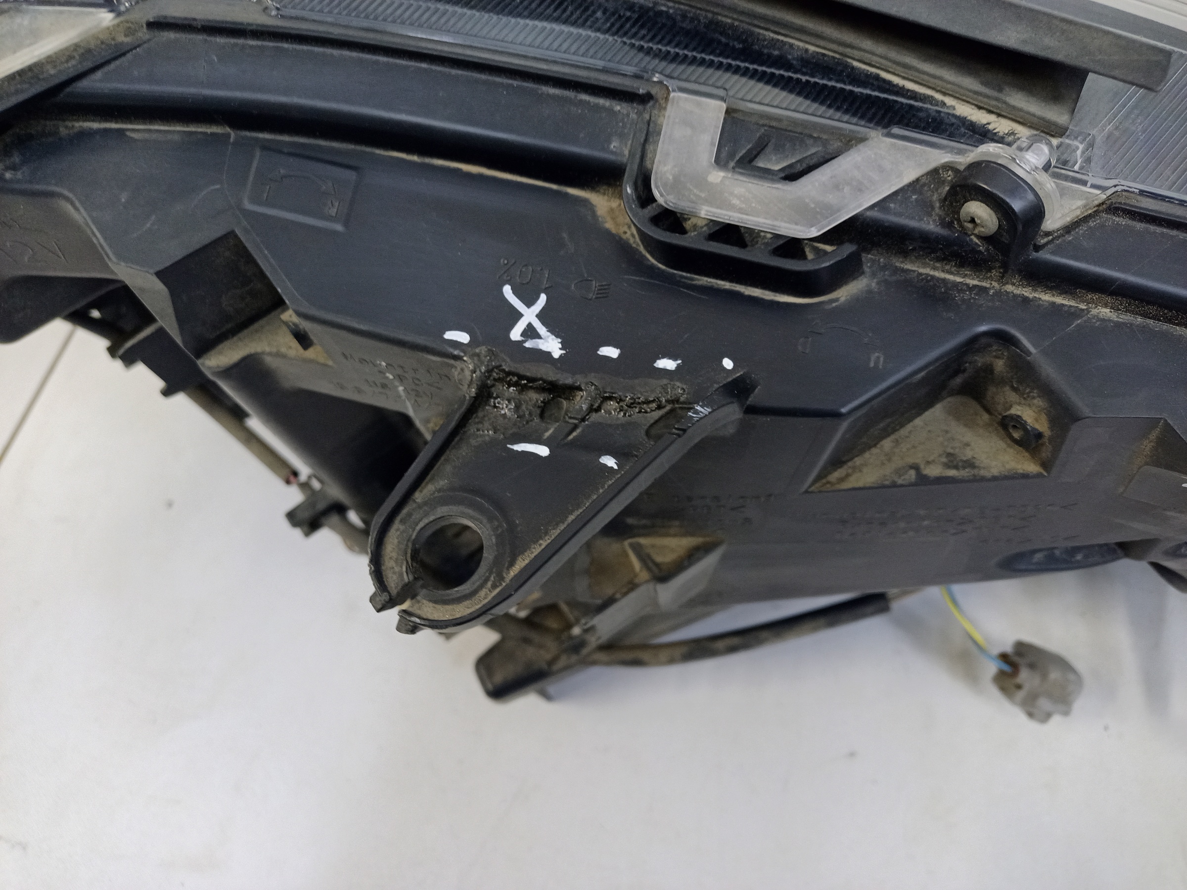 Фара передняя левая Toyota RAV4 XA50 LED