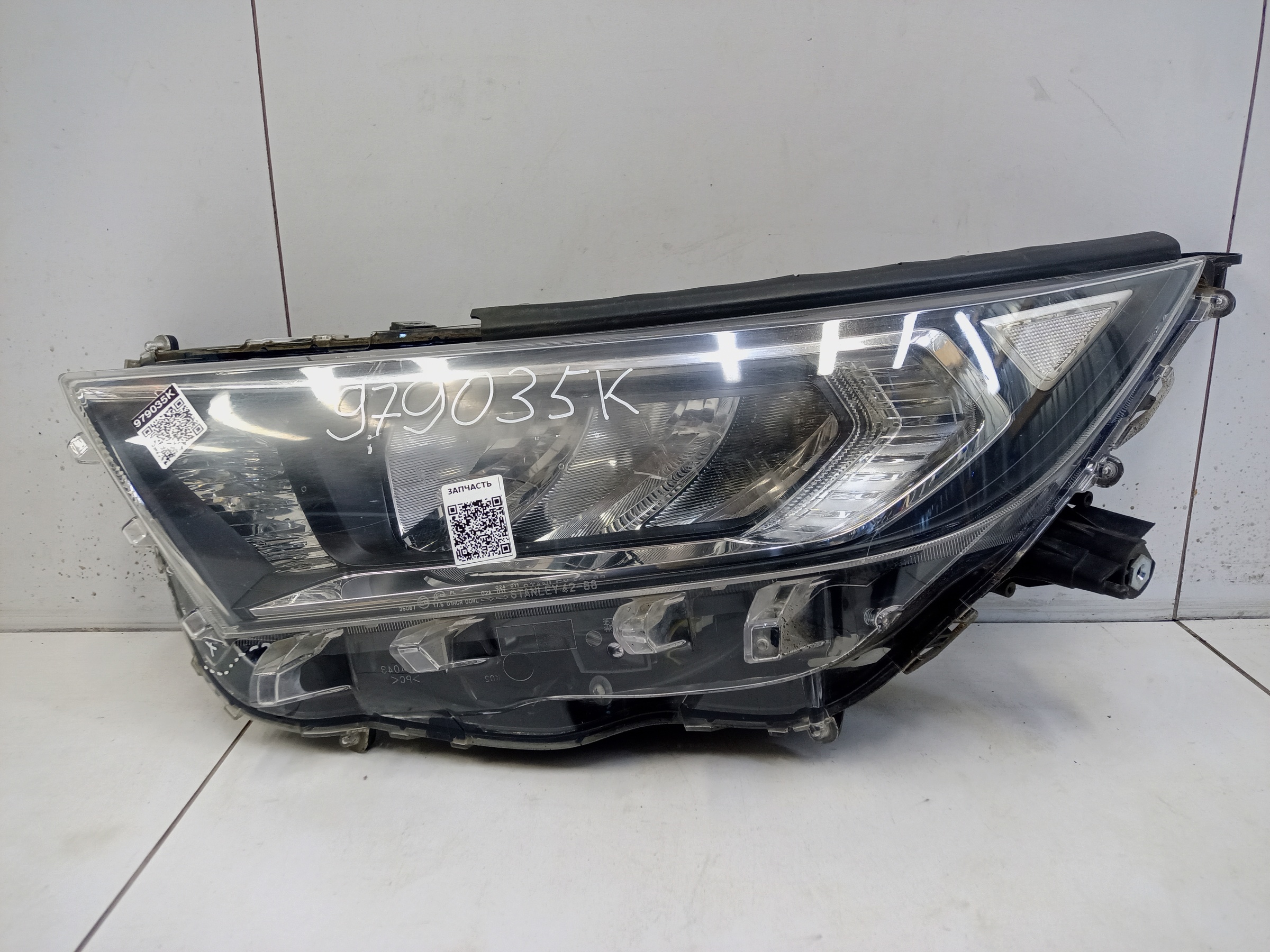 Фара передняя левая Toyota RAV4 XA50 LED