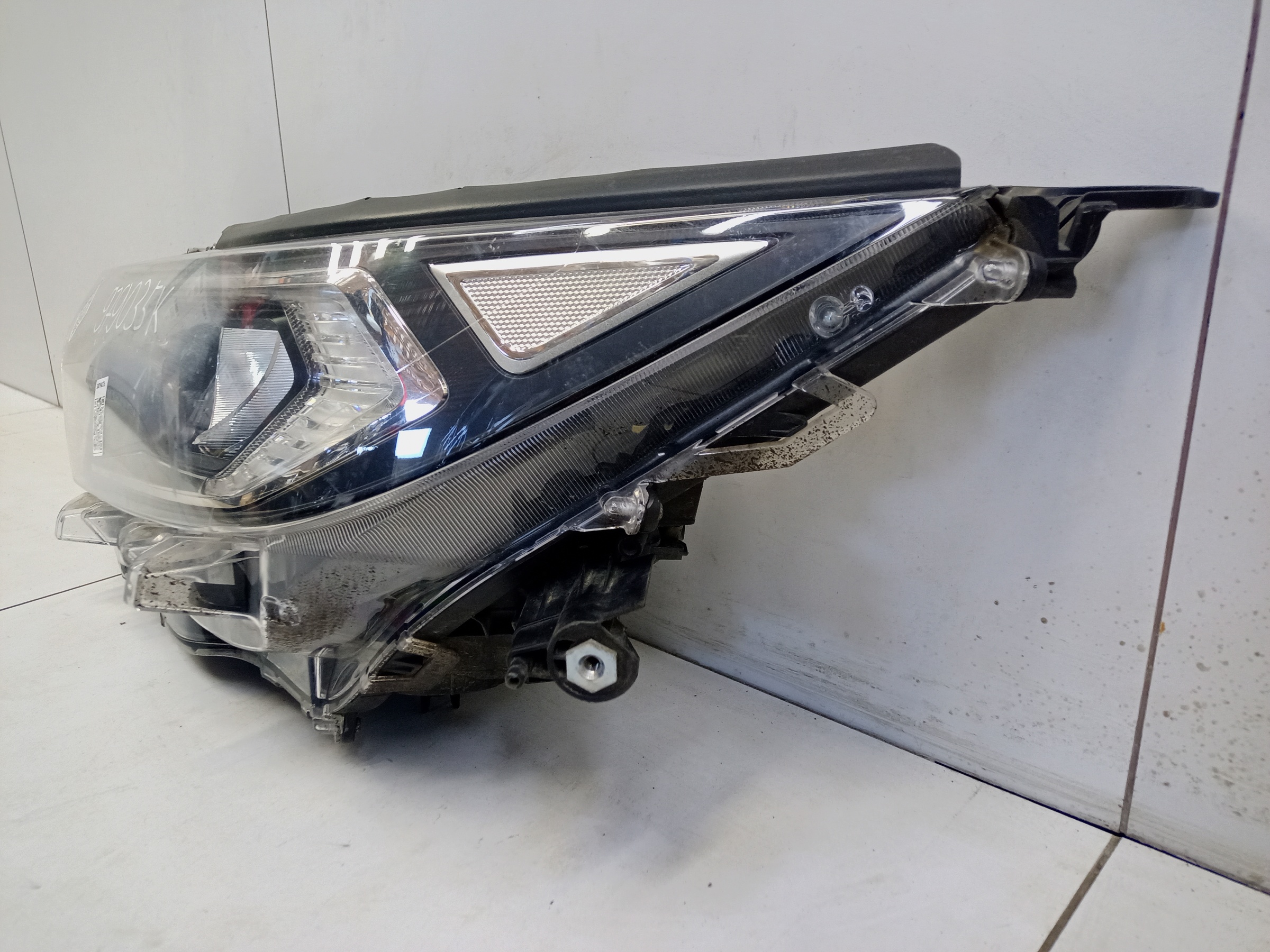 Фара передняя левая Toyota RAV4 XA50 LED