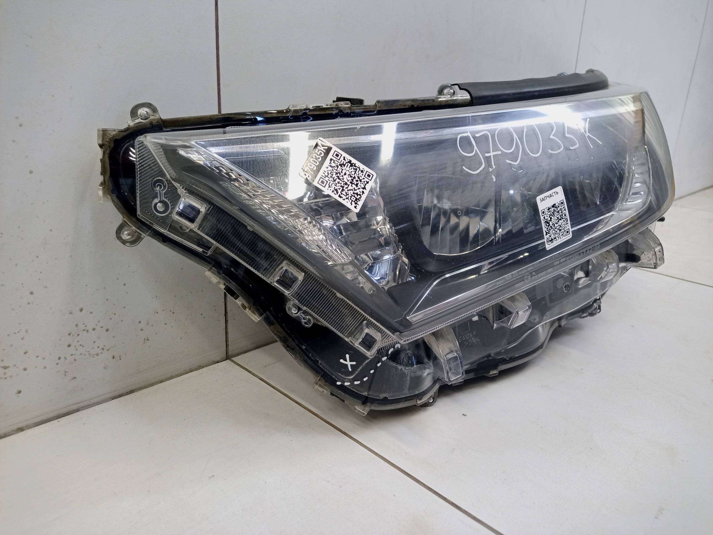 Фара передняя левая Toyota RAV4 XA50 LED