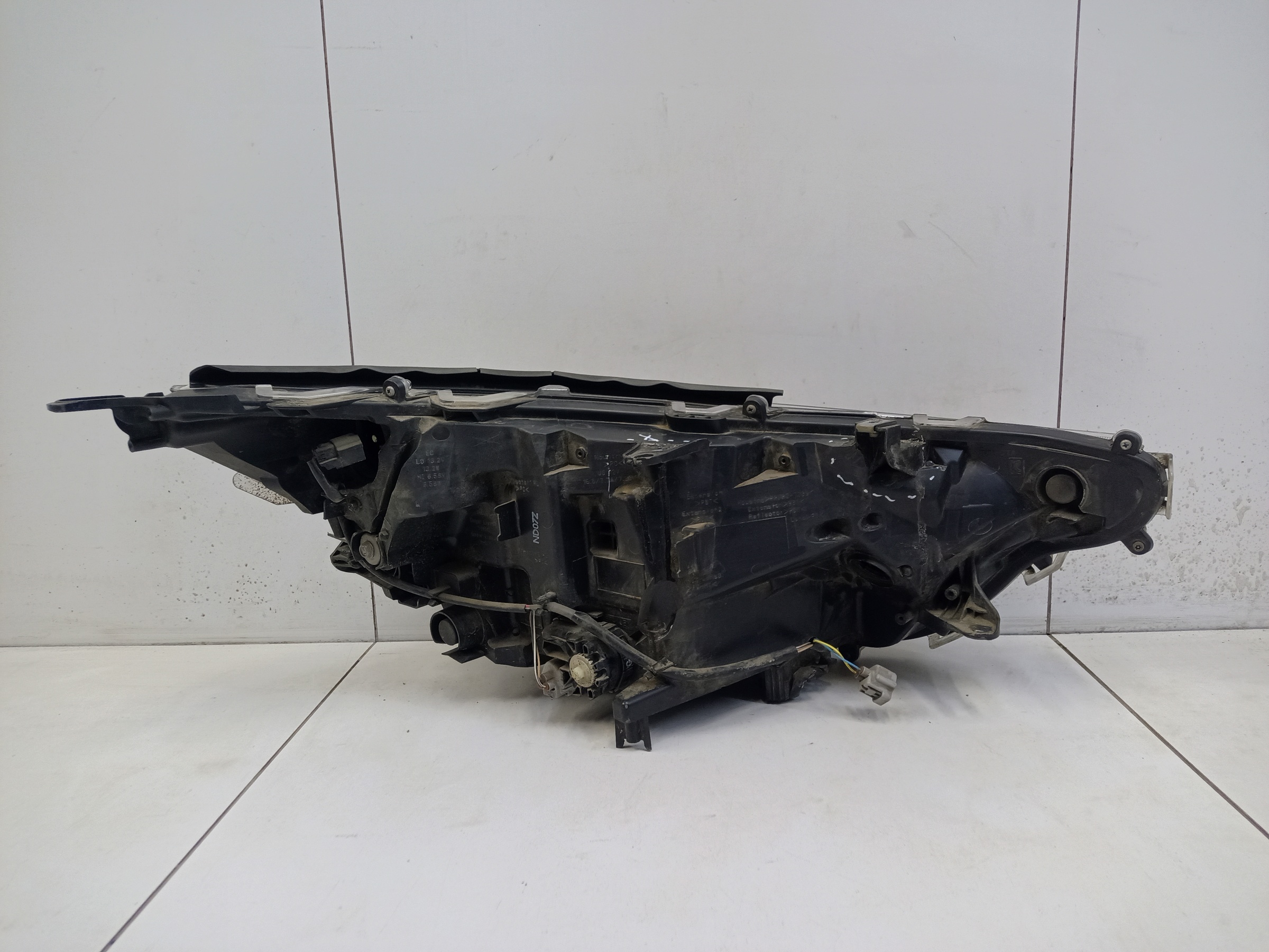 Фара передняя левая Toyota RAV4 XA50 LED