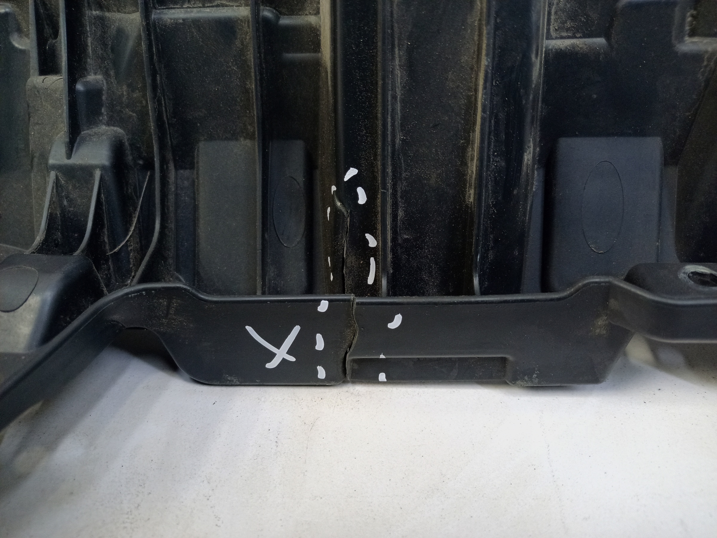 Кронштейн решетки радиатора Toyota RAV4 XA50