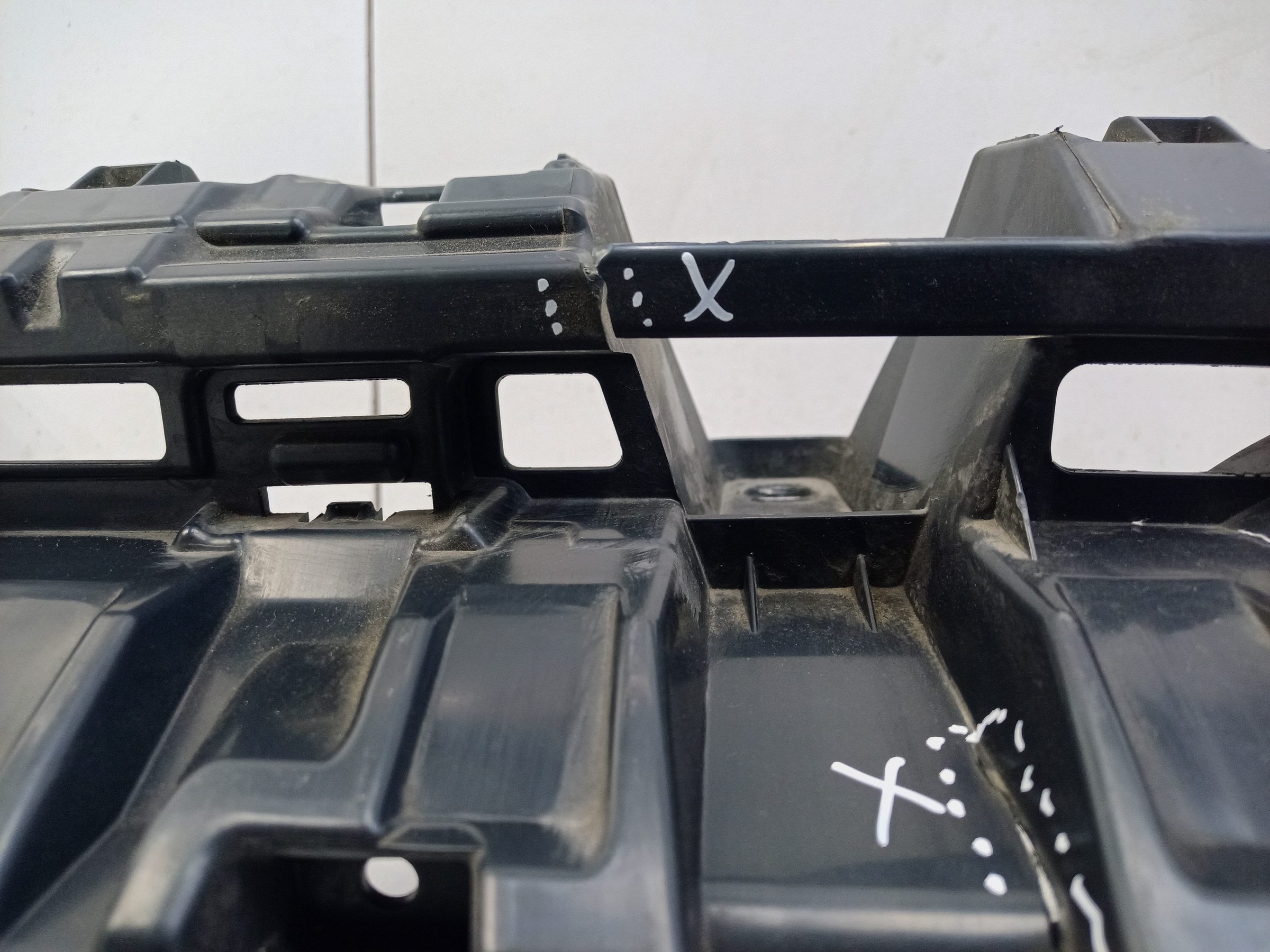 Кронштейн решетки радиатора Toyota RAV4 XA50