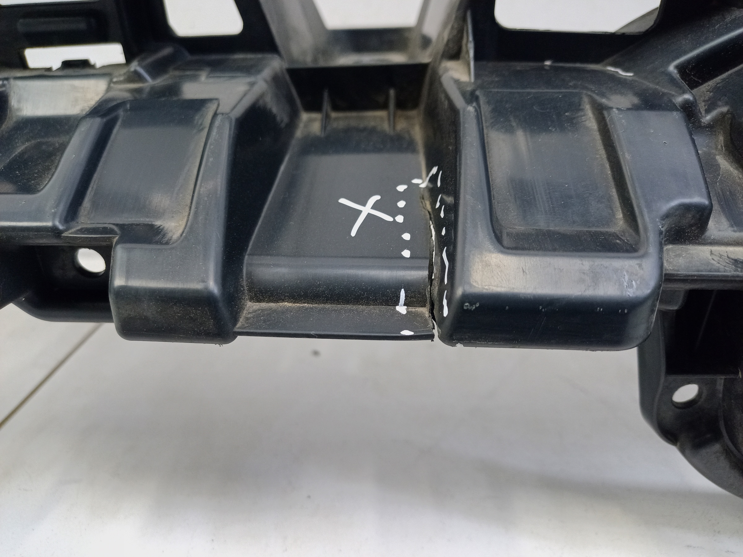 Кронштейн решетки радиатора Toyota RAV4 XA50