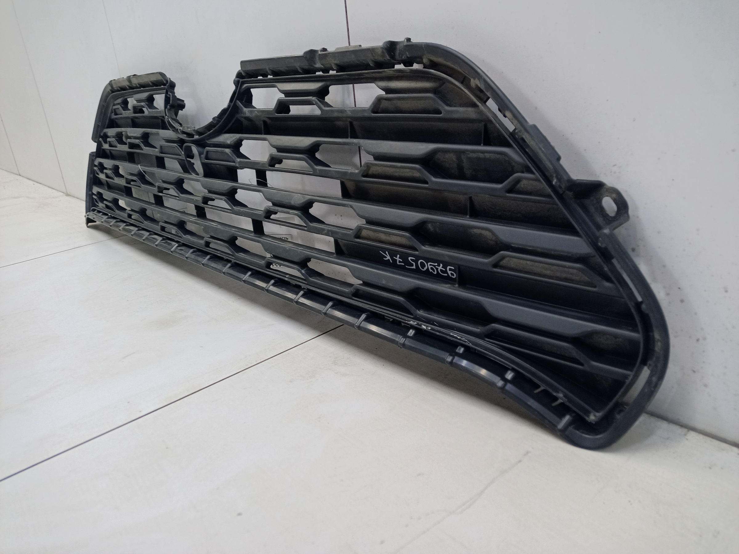 Решетка радиатора Toyota RAV4 XA50 под камеру черная