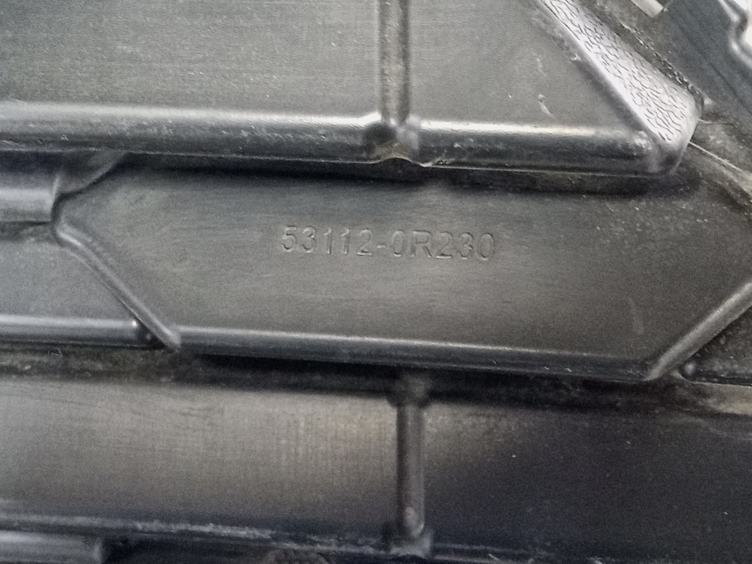 Решетка радиатора Toyota RAV4 XA50 под камеру черная