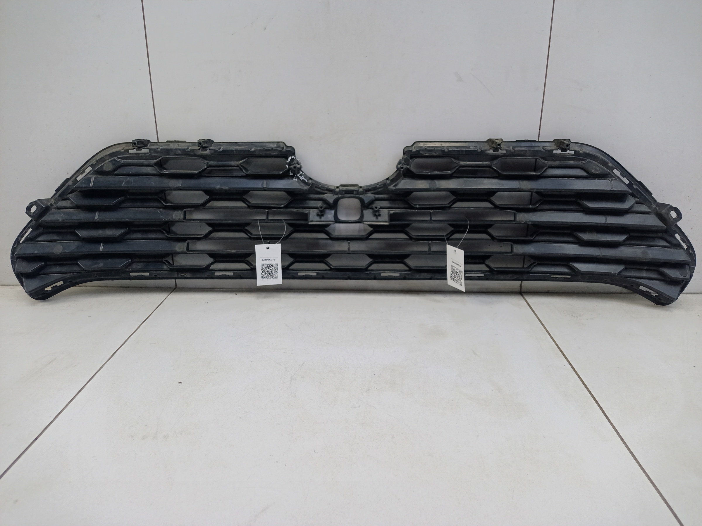 Решетка радиатора Toyota RAV4 XA50 под камеру черная