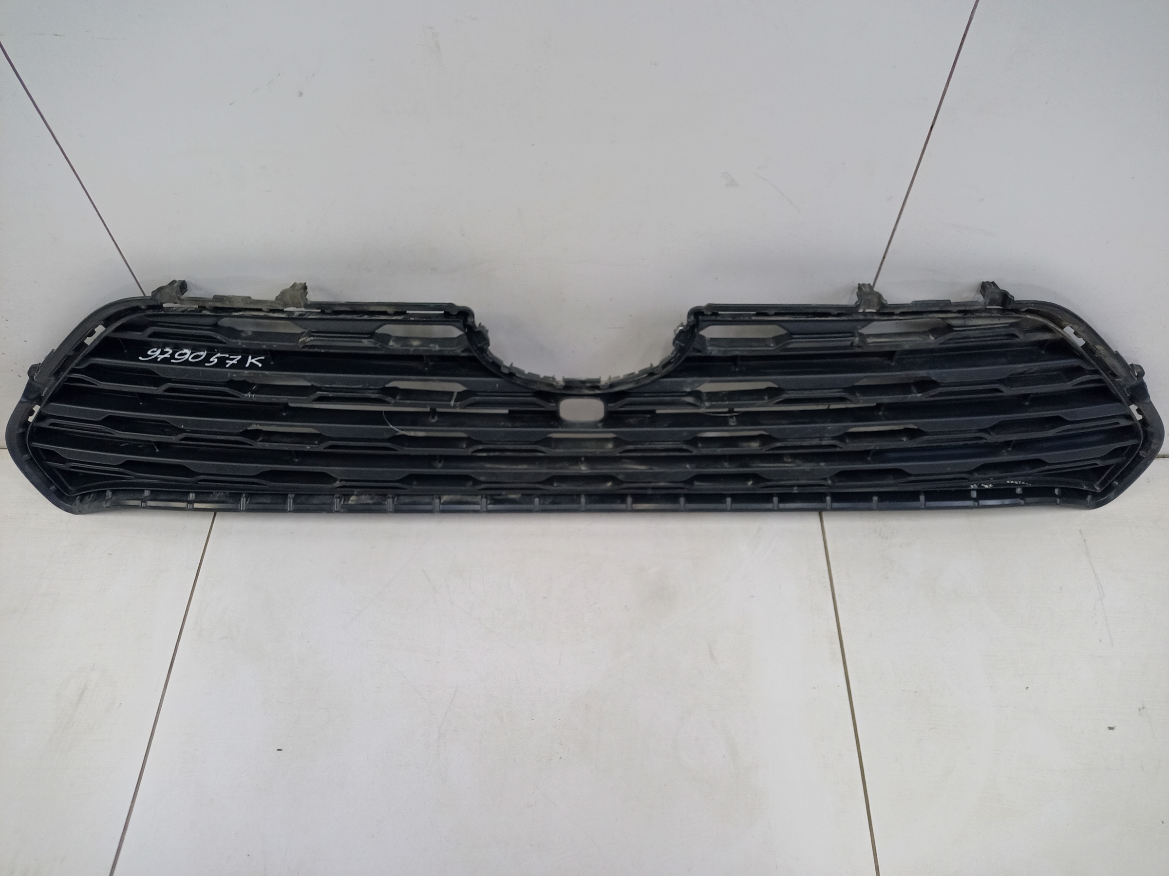 Решетка радиатора Toyota RAV4 XA50 под камеру черная