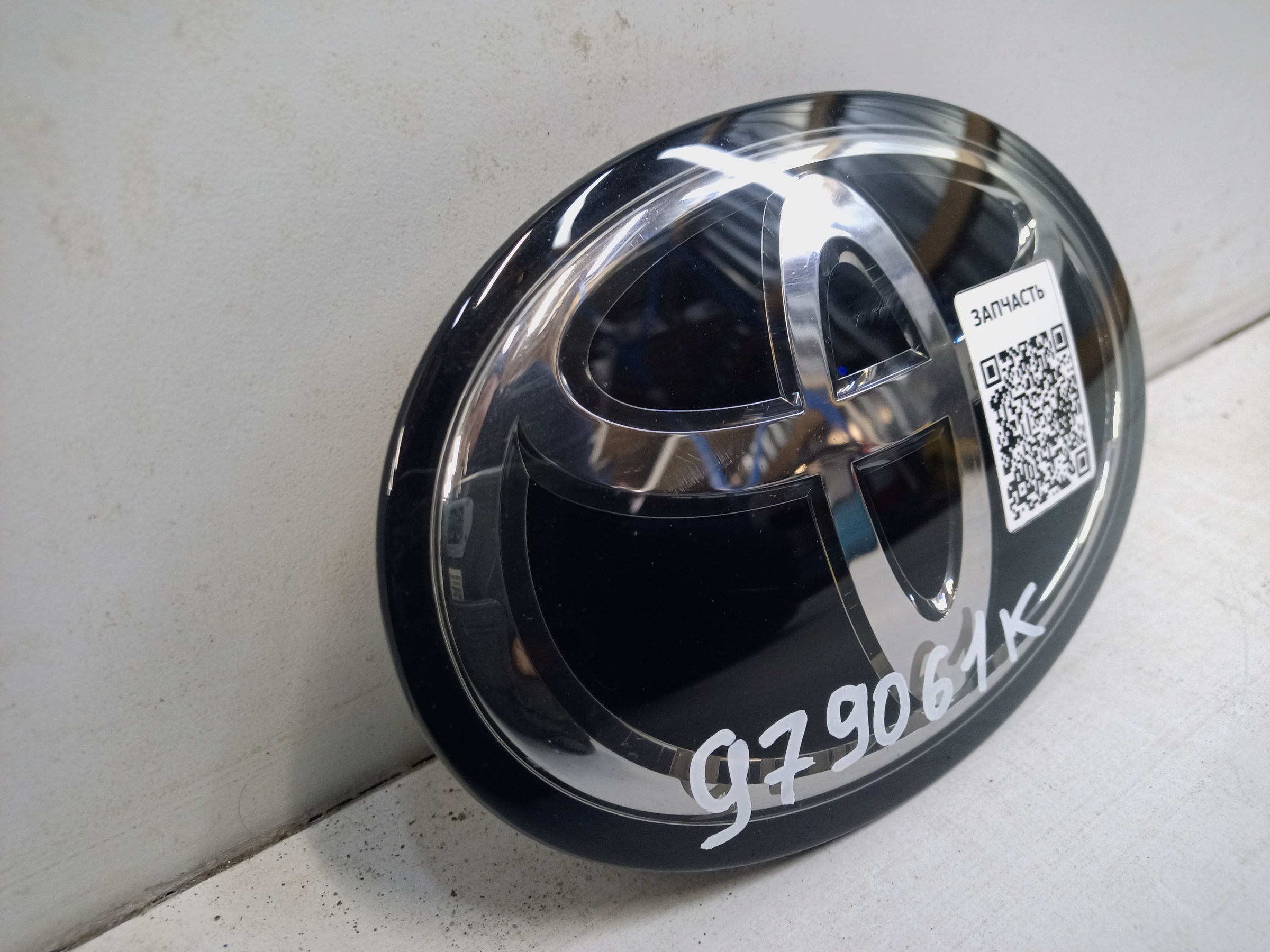 Эмблема решетки радиатора Toyota Camry V70