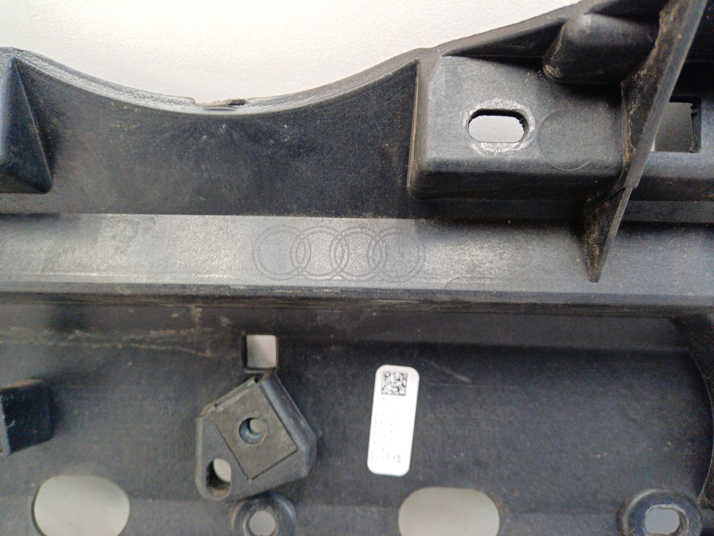 Кронштейн решетки радиатора Audi SQ5 2 Restail